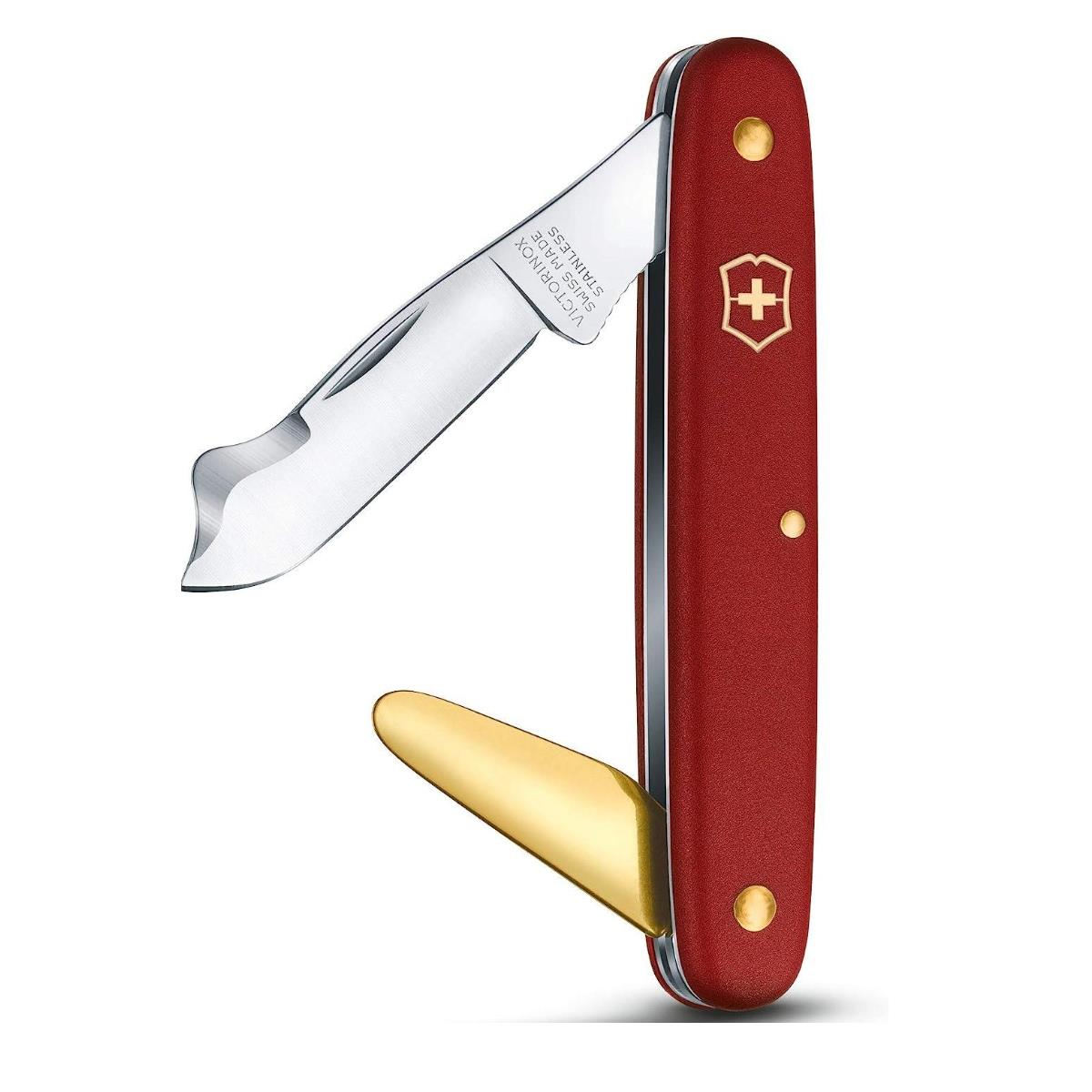 Ein rotes Victorinox Taschenmesser ist geöffnet und zeigt eine Klinge und ein goldfarbenes Werkzeug.