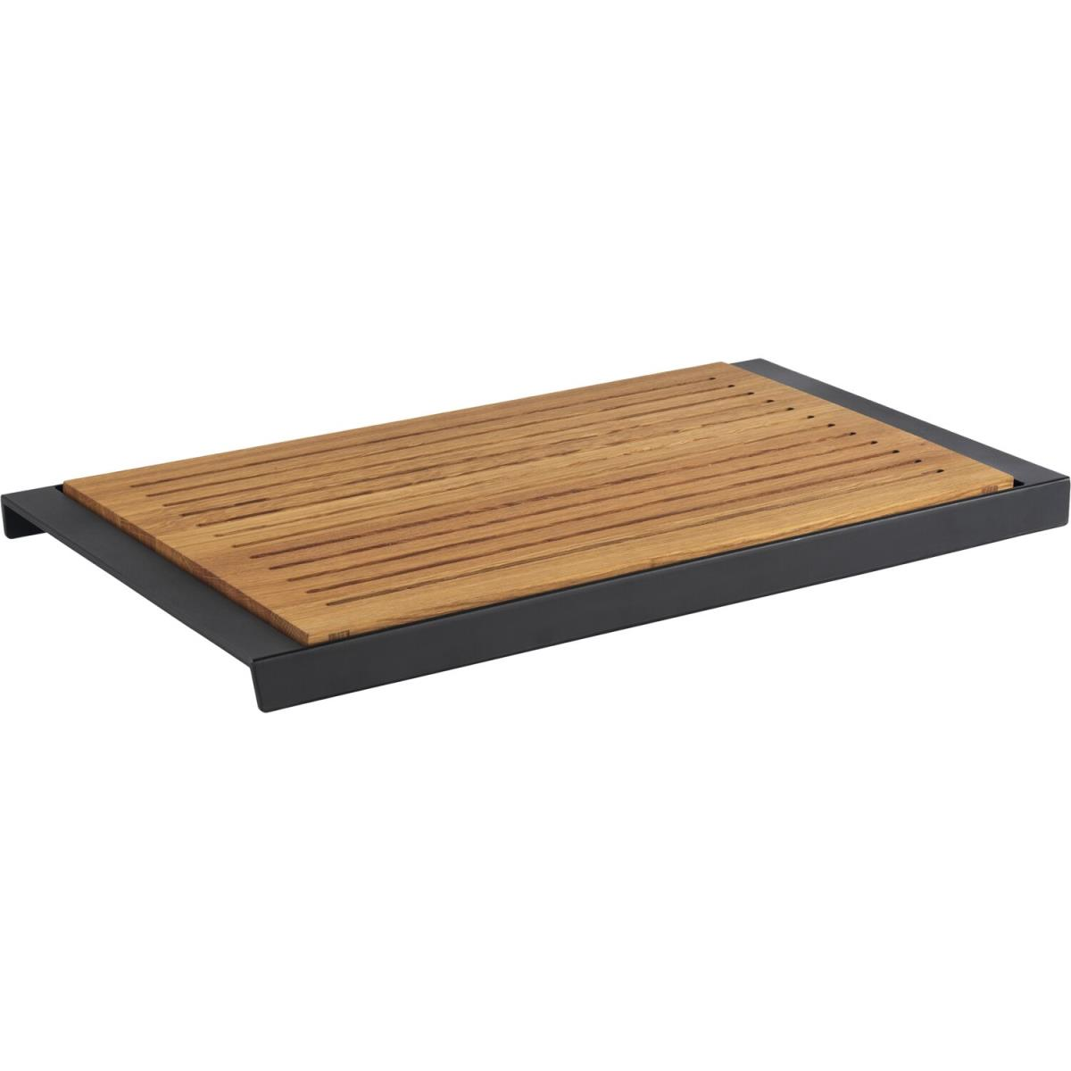 Holzschneidebrett in einem schwarzen Tablett. Das Brett hat Schlitze.