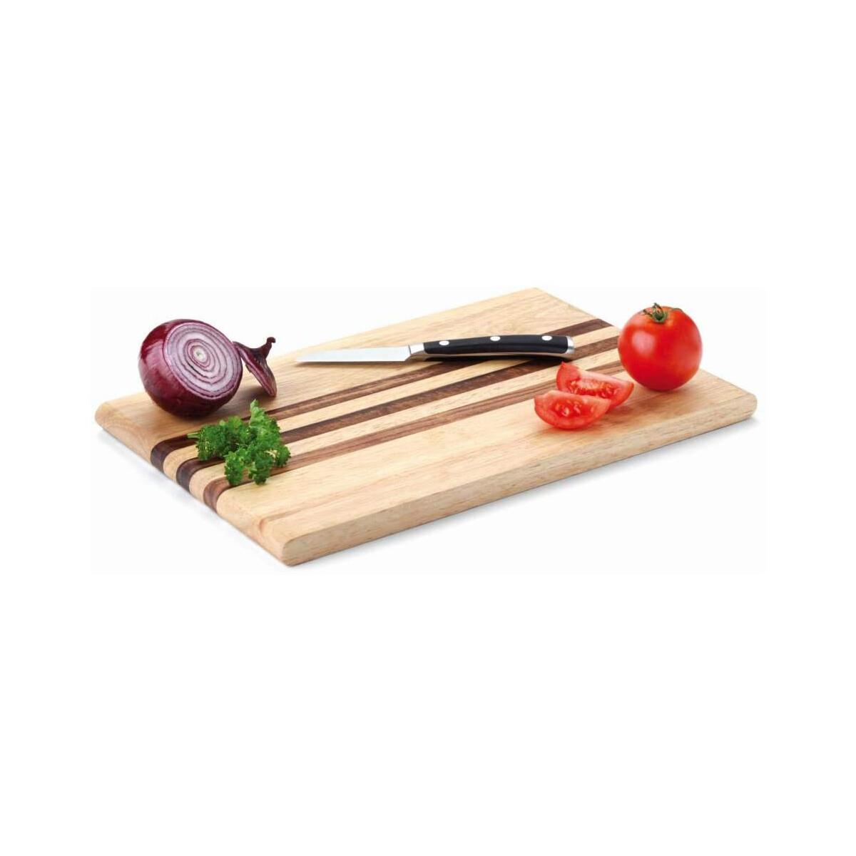 Ein hölzernes Schneidebrett mit Gemüse und einem Messer. Rote Zwiebel, Tomate, Petersilie.