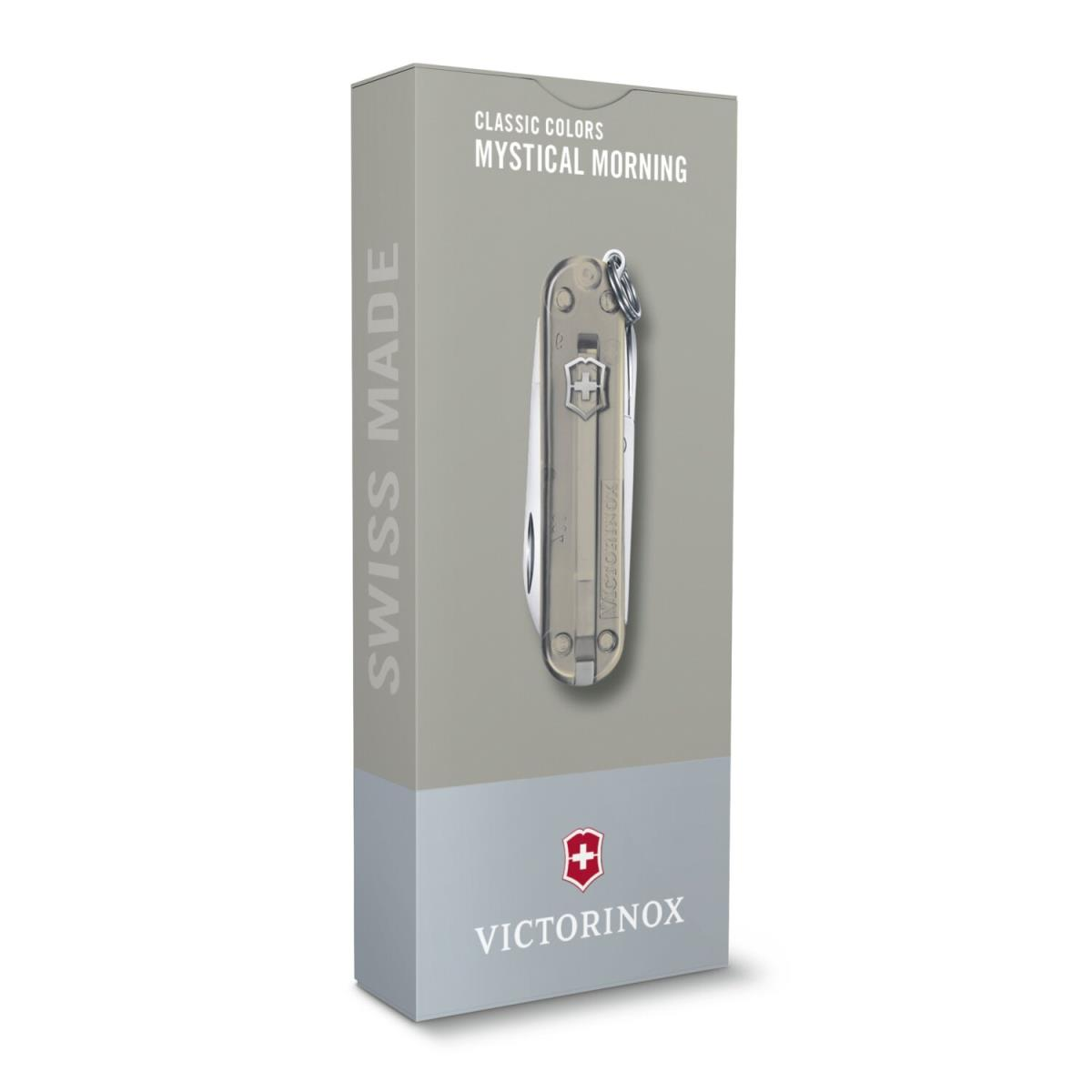 Kutulu Victorinox İsviçre Çakısı. Kutuda 'Mystical Morning' ve 'Classic Colors' yazıyor.