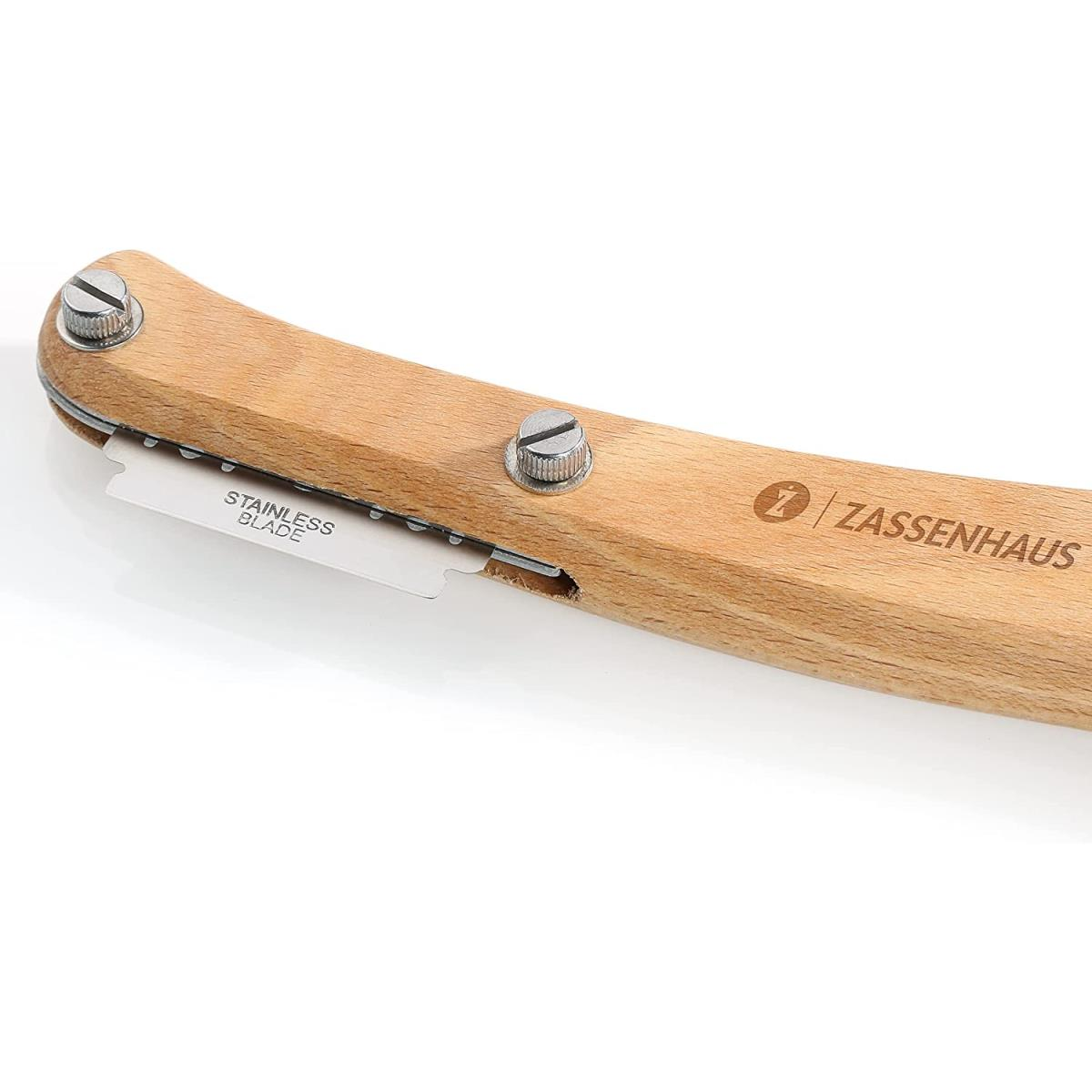 Ein Holzgriff mit Edelstahlklinge. Die Klinge ist mit 'STAINLESS BLADE' beschriftet. Zwei Schrauben sichtbar.