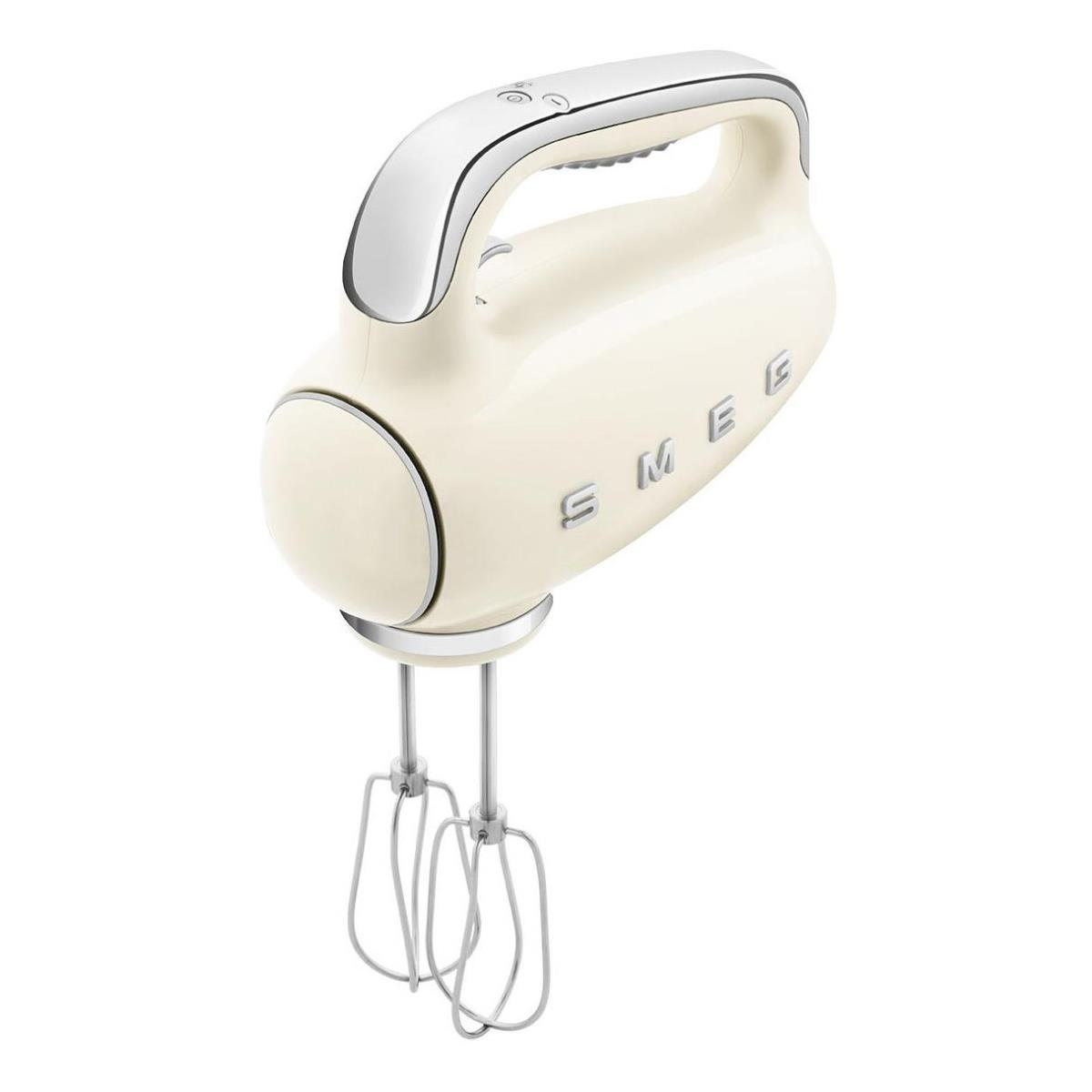 Batidora de mano crema con detalles cromados. Tiene dos varillas. "SMEG" en el lateral.