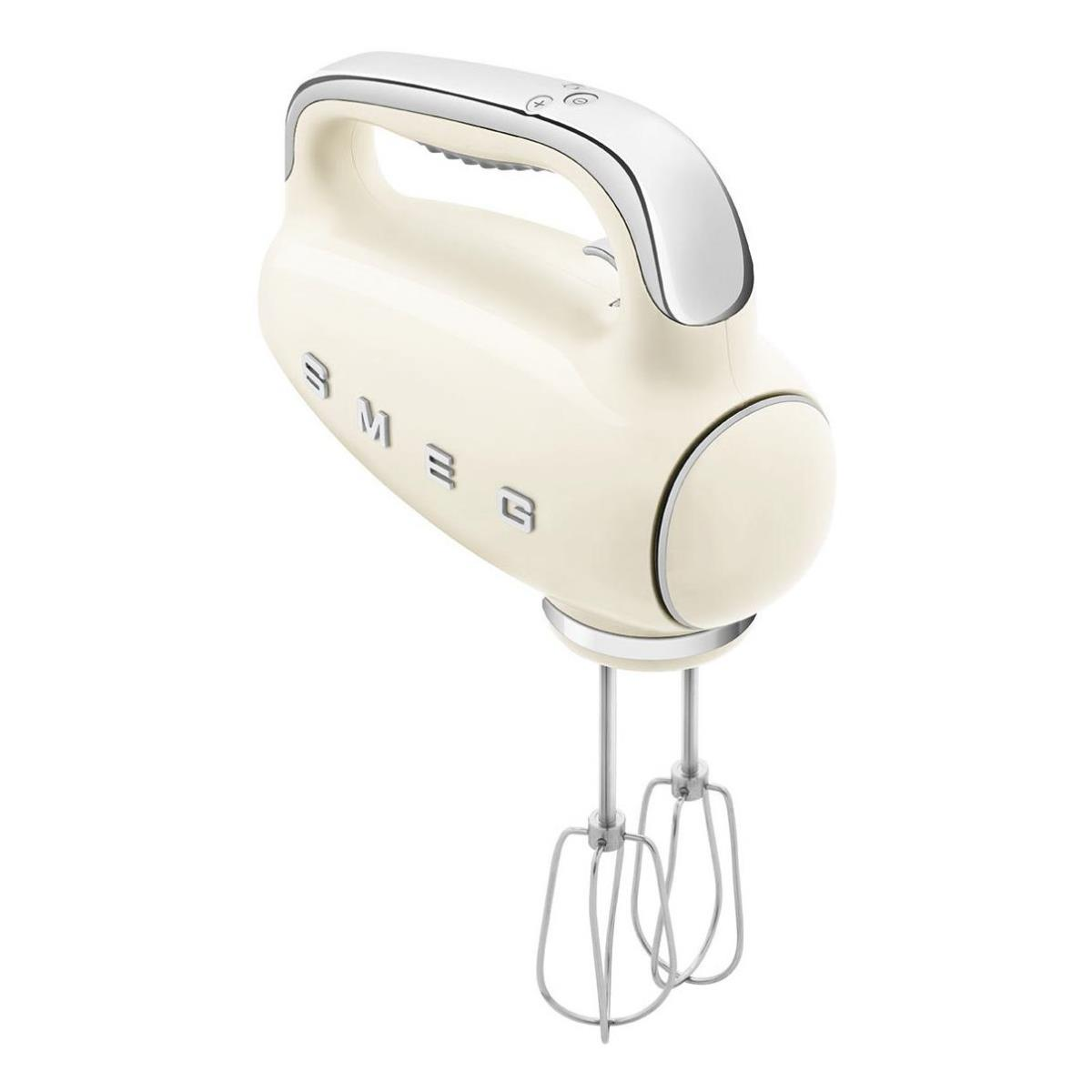 Batidora de mano Smeg crema con dos batidores, aislada sobre fondo blanco.