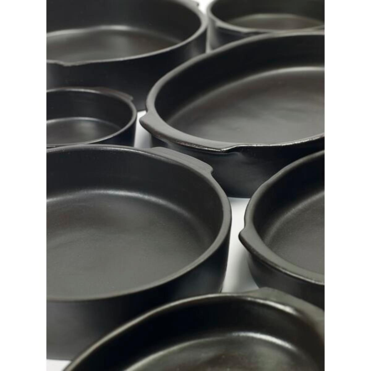 Set schwarzer Keramik-Backformen, verschiedene Größen, mit abgerundeten Griffen.