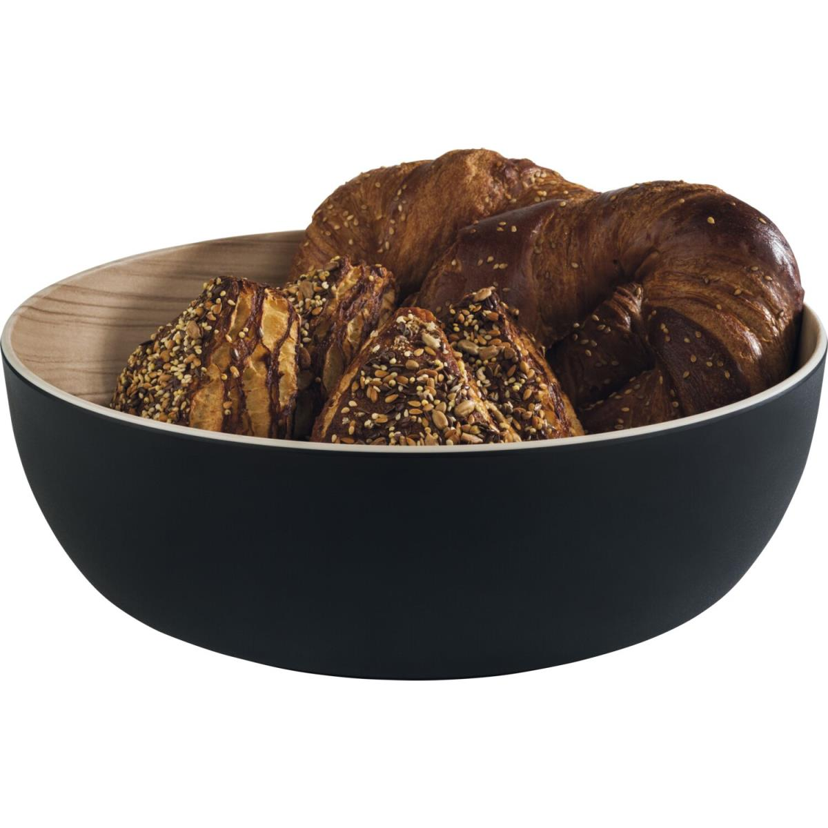 Schwarze Schüssel mit Backwaren, darunter Croissants und Gebäck, auf weißem Hintergrund.