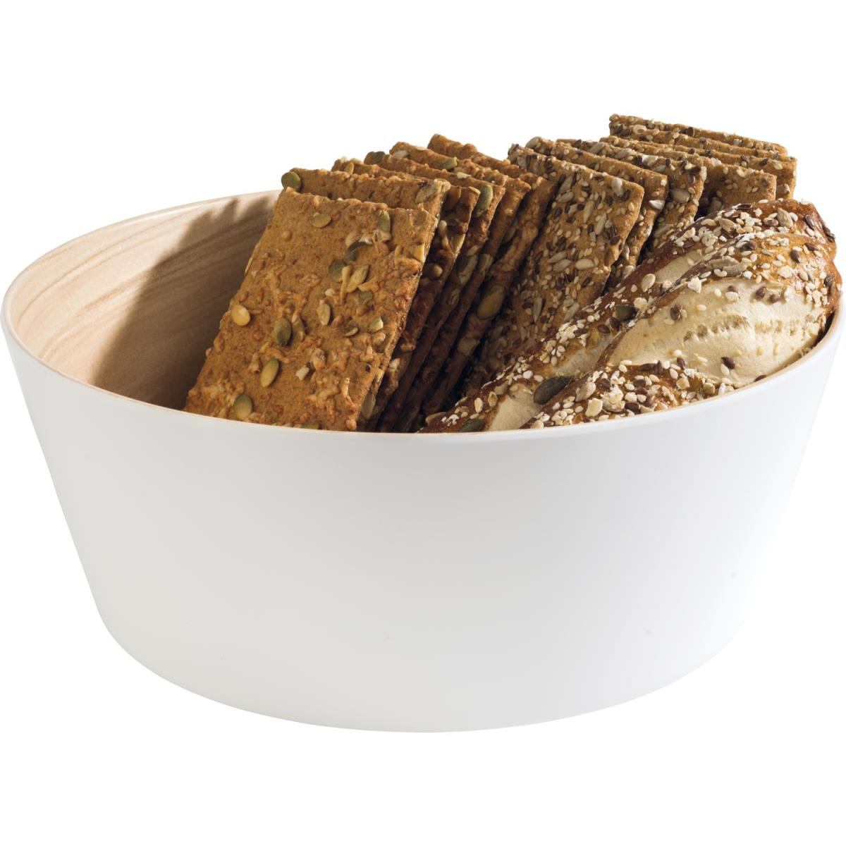 Weiße Schüssel mit Crackern und Brotlaib auf weißem Hintergrund.