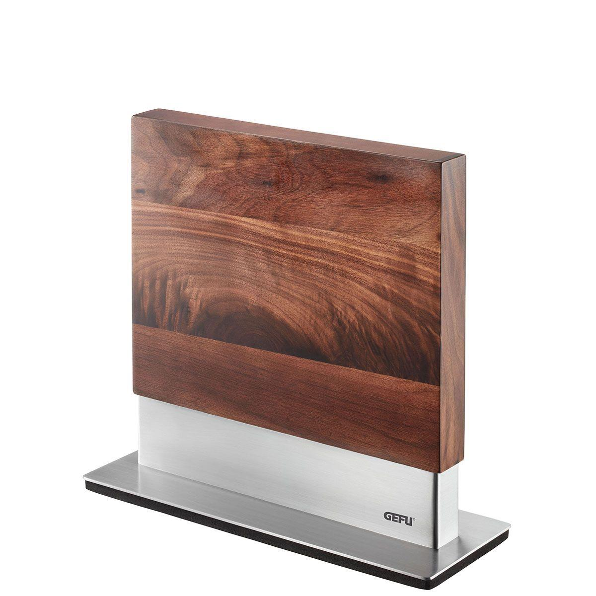 Messerblock aus Holz mit Edelstahlbasis. Der Hintergrund ist weiß.