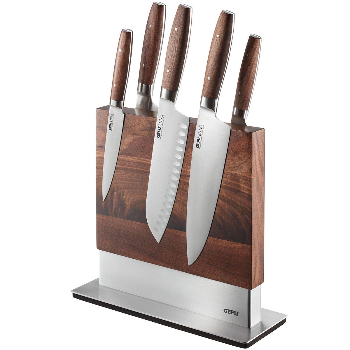 Messerset in einem Holzblock. Die Messer haben Holzgriffe und sind in verschiedenen Größen.