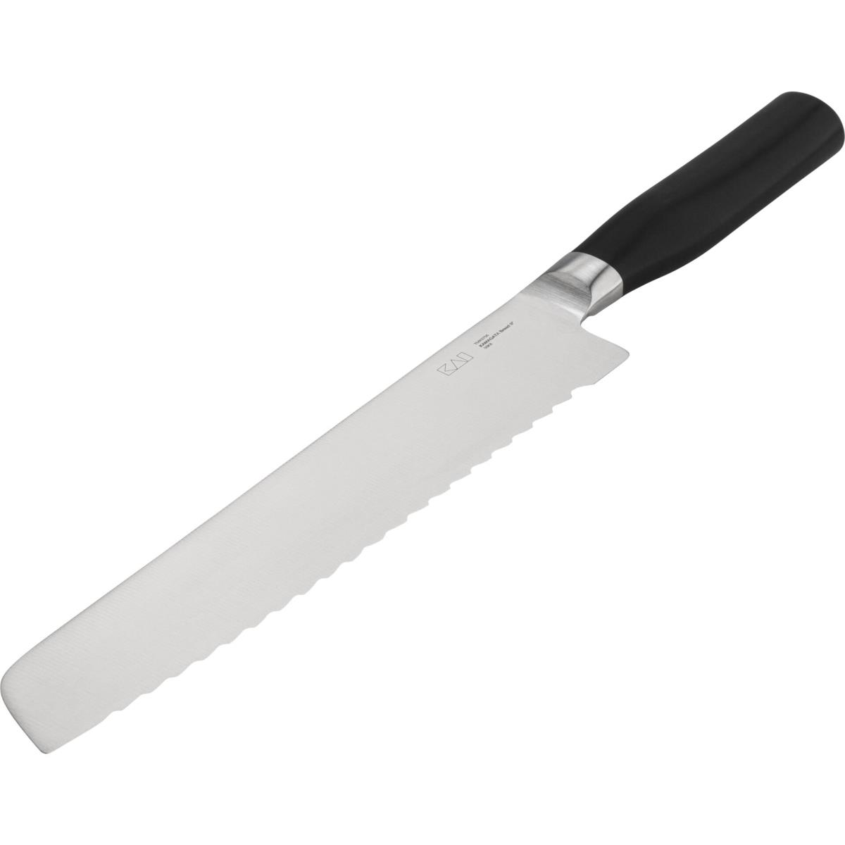 Ein Brotmesser mit gezahnter Klinge und schwarzem Griff, vor weißem Hintergrund.