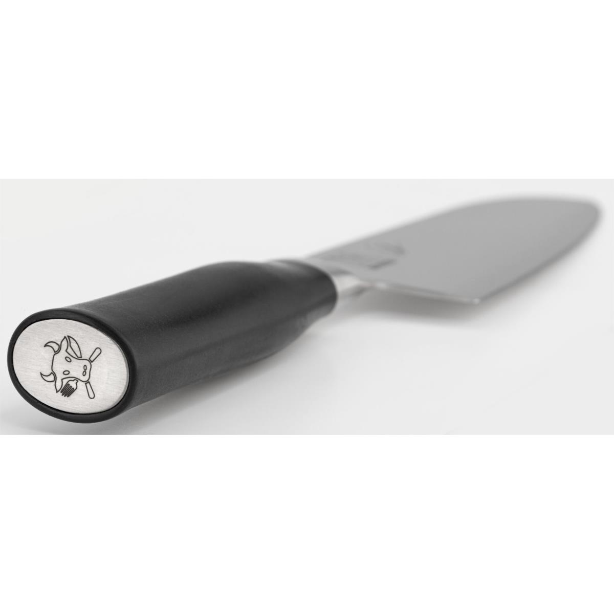 Ein Messer mit schwarzem Griff und silberner Klinge. Der Griff hat ein silbernes Emblem am Ende.
