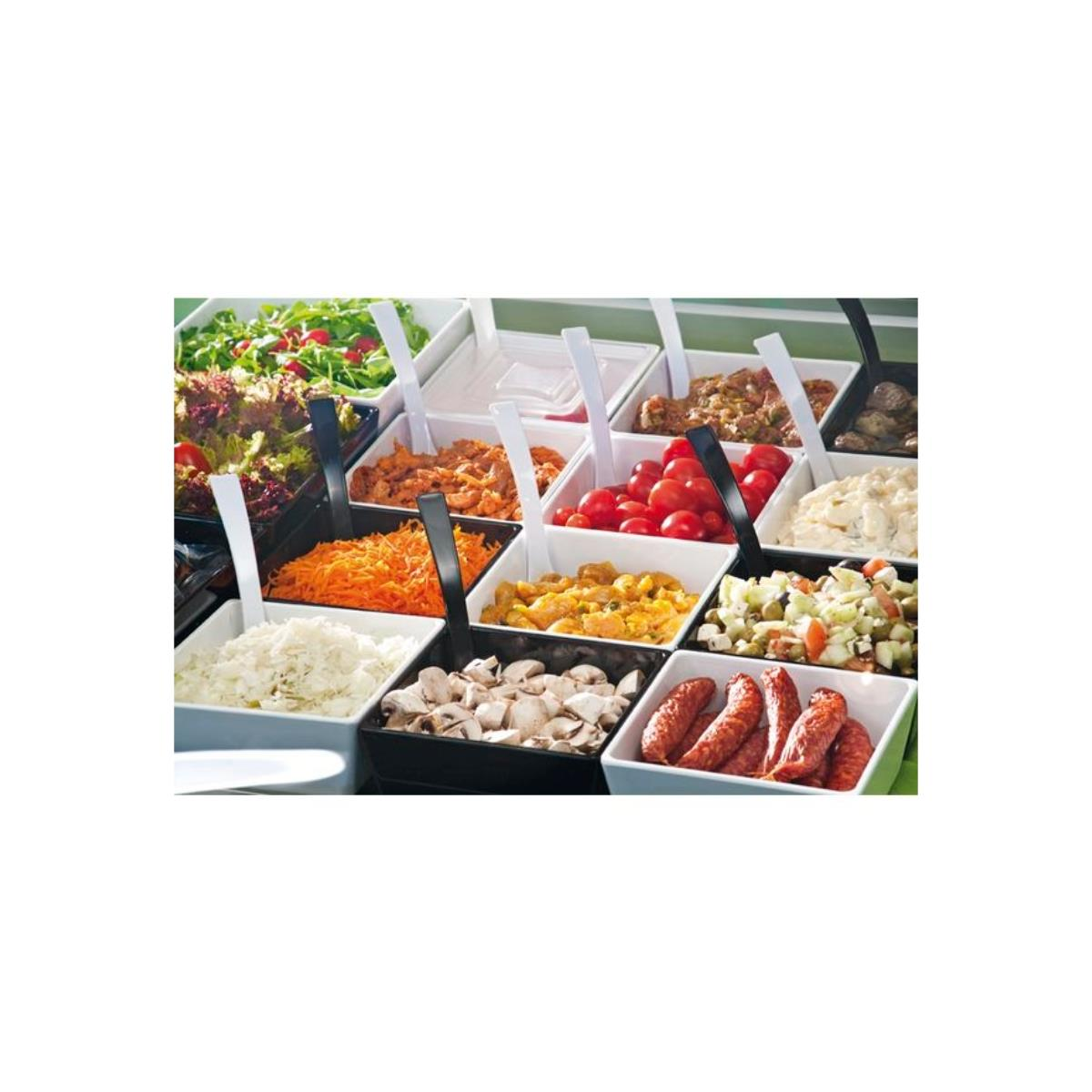Eine Salatbar mit verschiedenen Speisen in weißen und schwarzen Behältern. Deckel und Servierlöffel sind vorhanden.