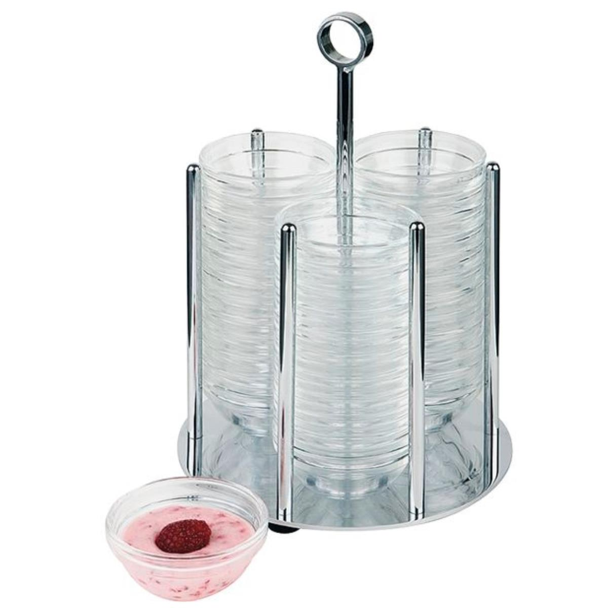 Klare Glasschalen in einem silbernen Ständer und eine mit rosa Substanz und Beere.