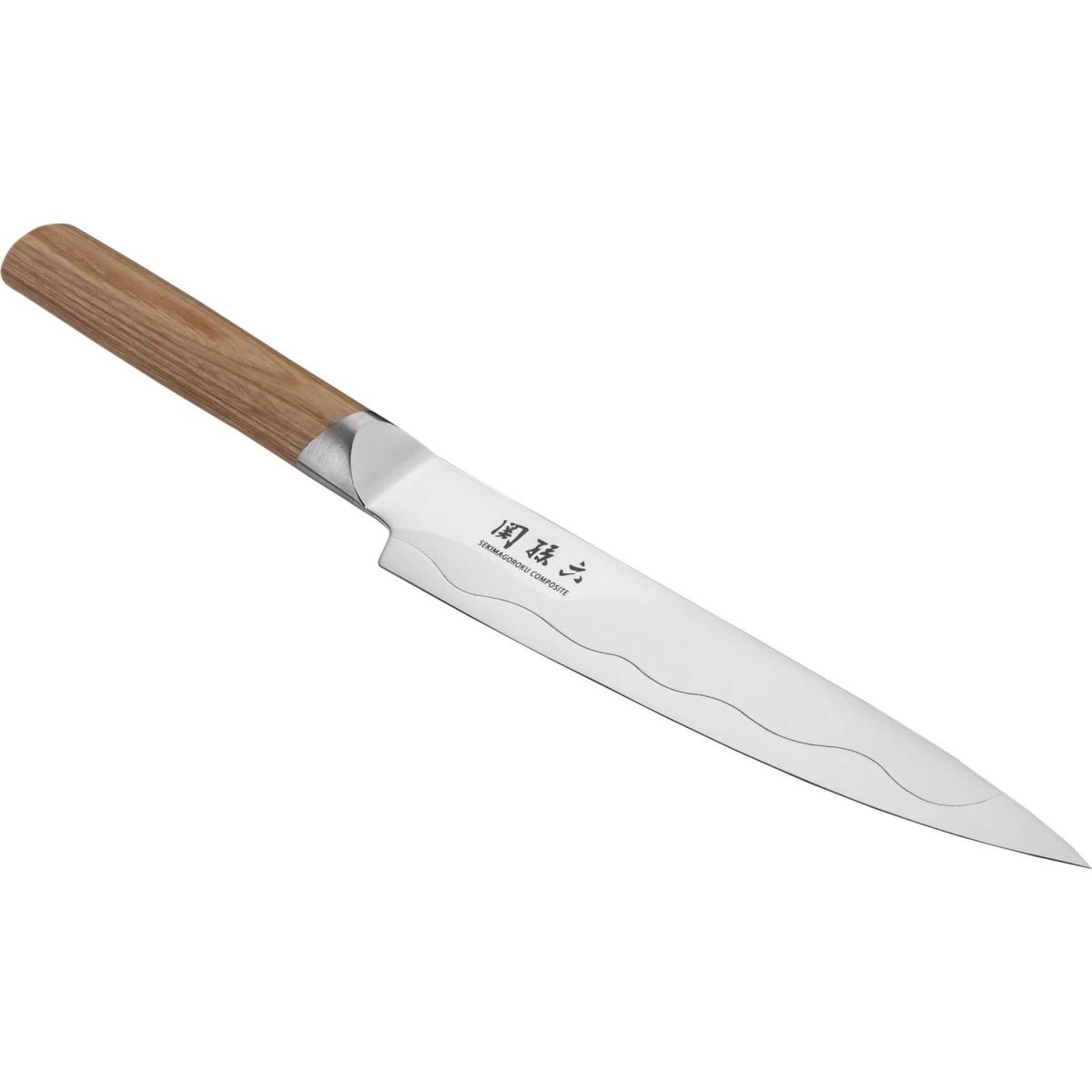 Un coltello da cucina con manico in legno e motivo a lama ondulata.