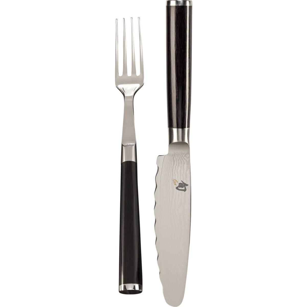 Gabel- und Messerset mit schwarzen Griffen.