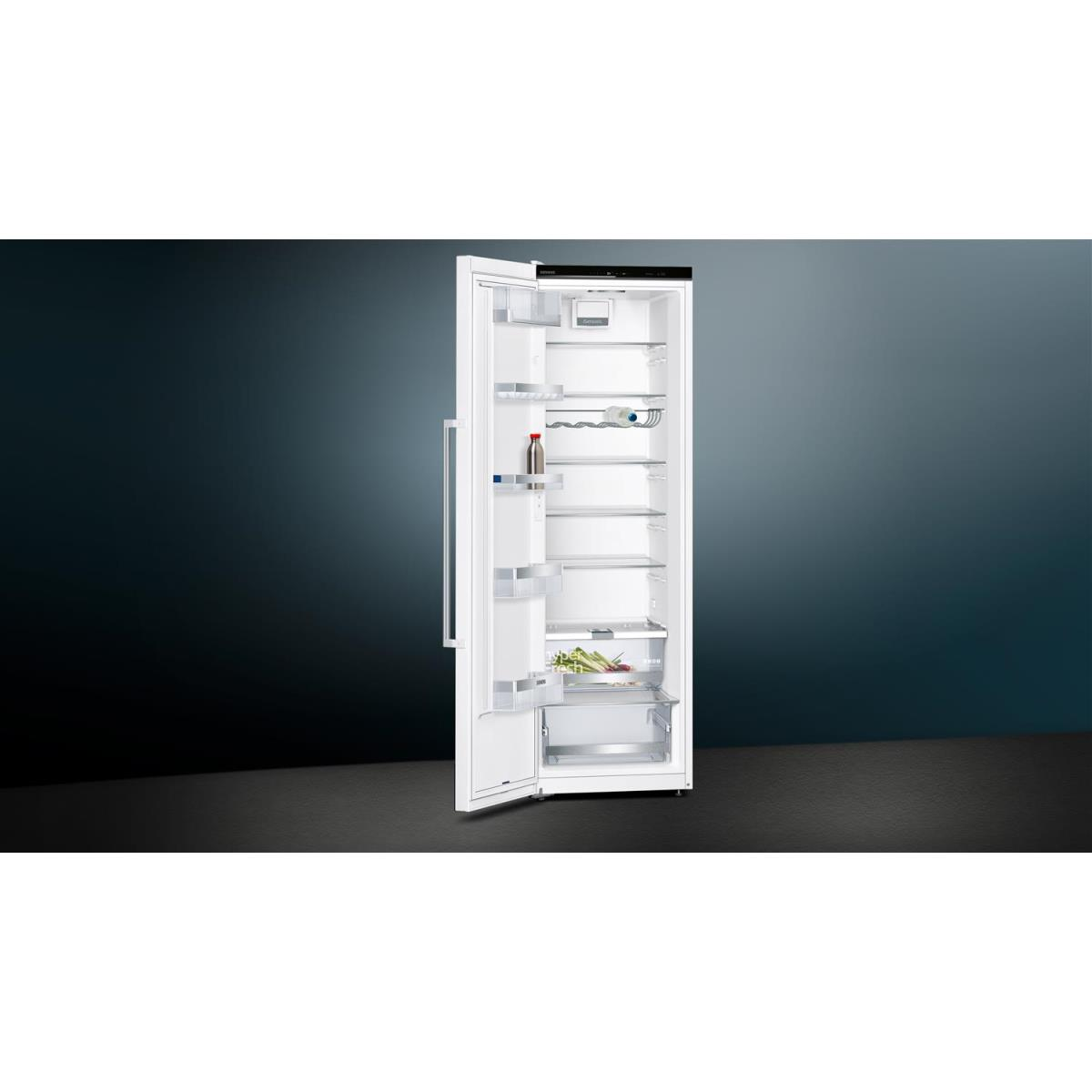 Un refrigerador blanco con la puerta abierta, mostrando estantes con artículos dentro. Fondo oscuro.