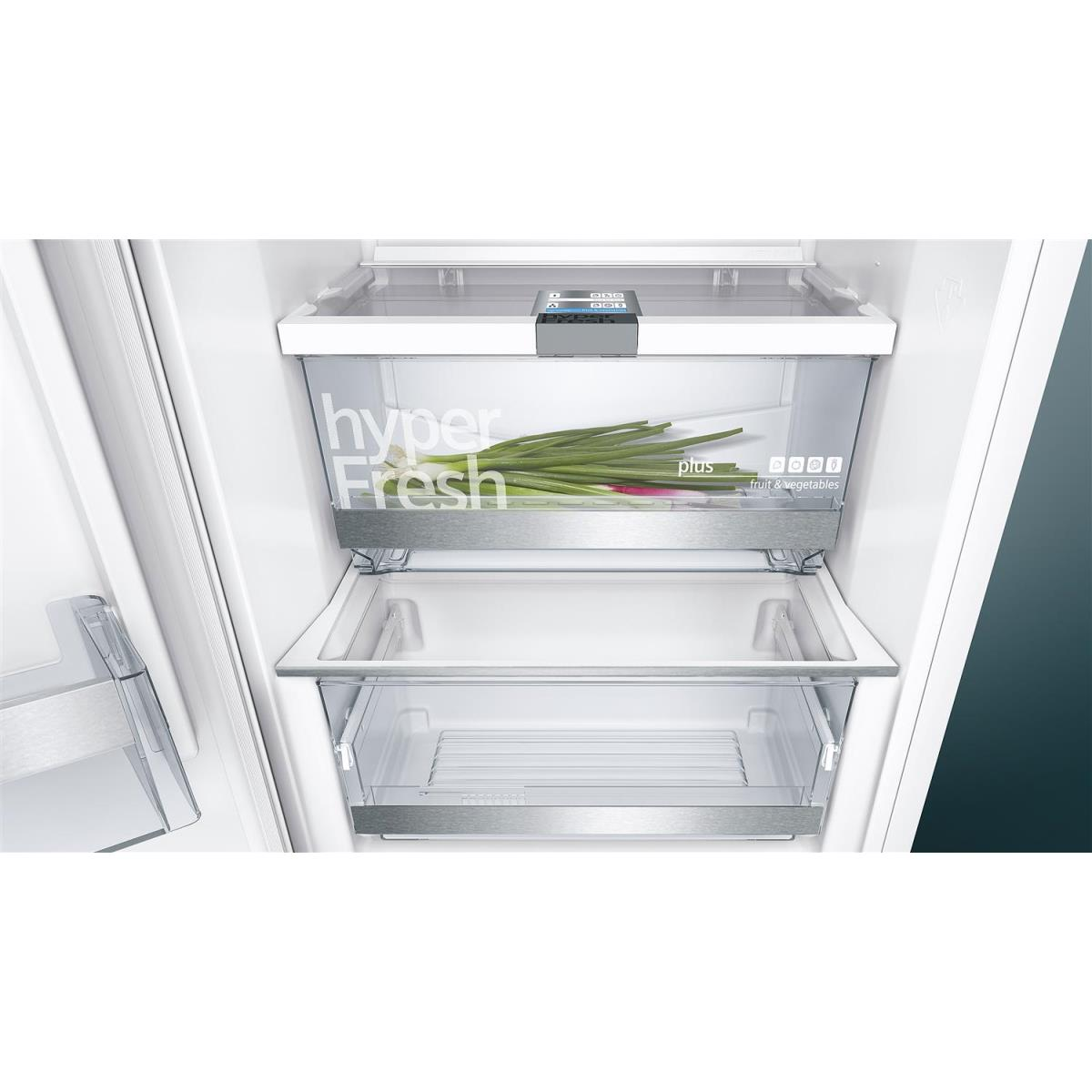 Un refrigerador abierto con dos cajones transparentes que contienen productos y alimentos.