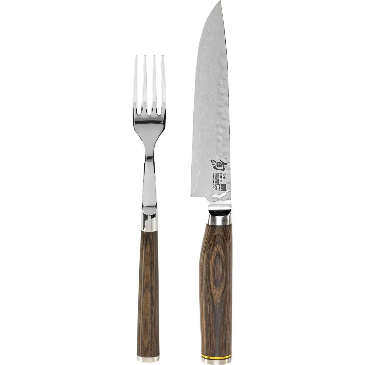 Ein Gabel- und Messerset mit Holzgriffen. Das Messer hat eine gemusterte Klinge.