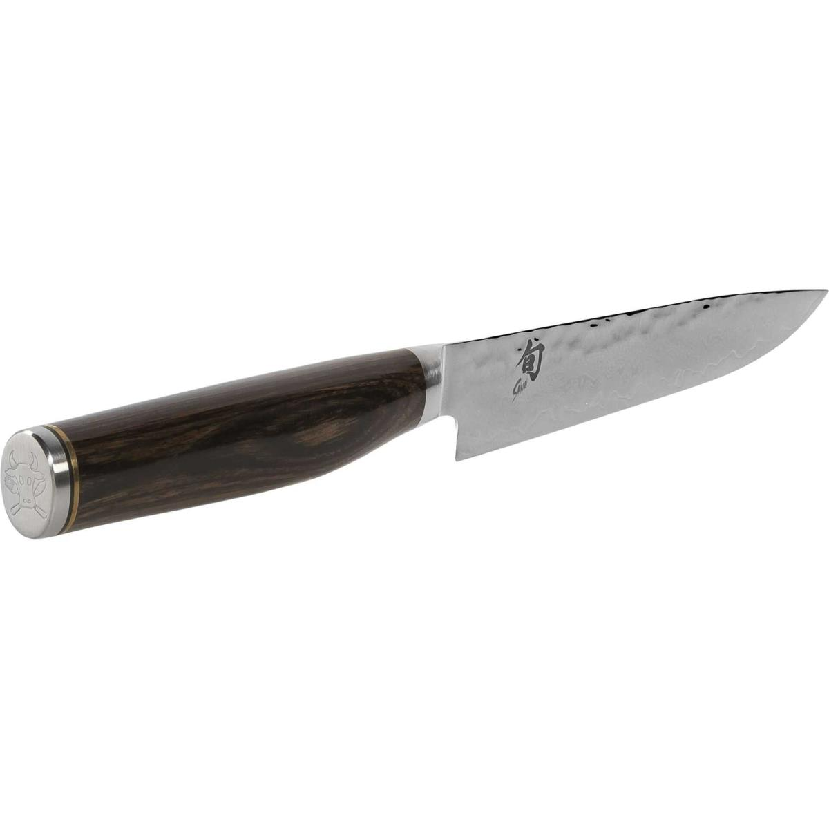 Ein Küchenmesser mit dunklem Holzgriff und silberner Klinge. Die Klinge hat ein Muster.