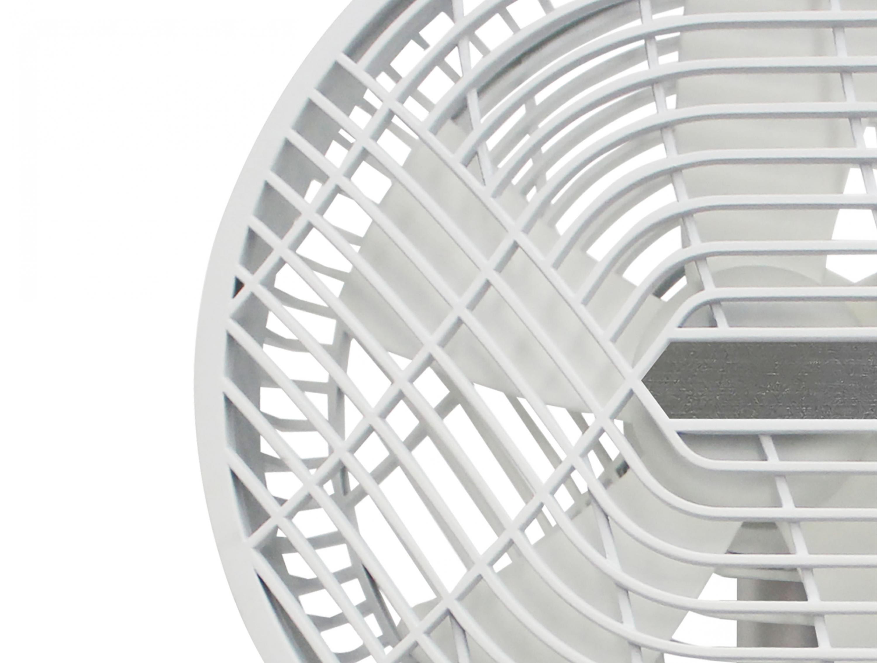 Primo piano di una griglia di ventilatore bianca con pale, su sfondo bianco.