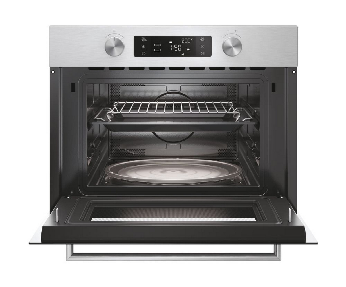 Oven met de deur open, met rekken en een glazen plaat, roestvrijstalen frame, wit.