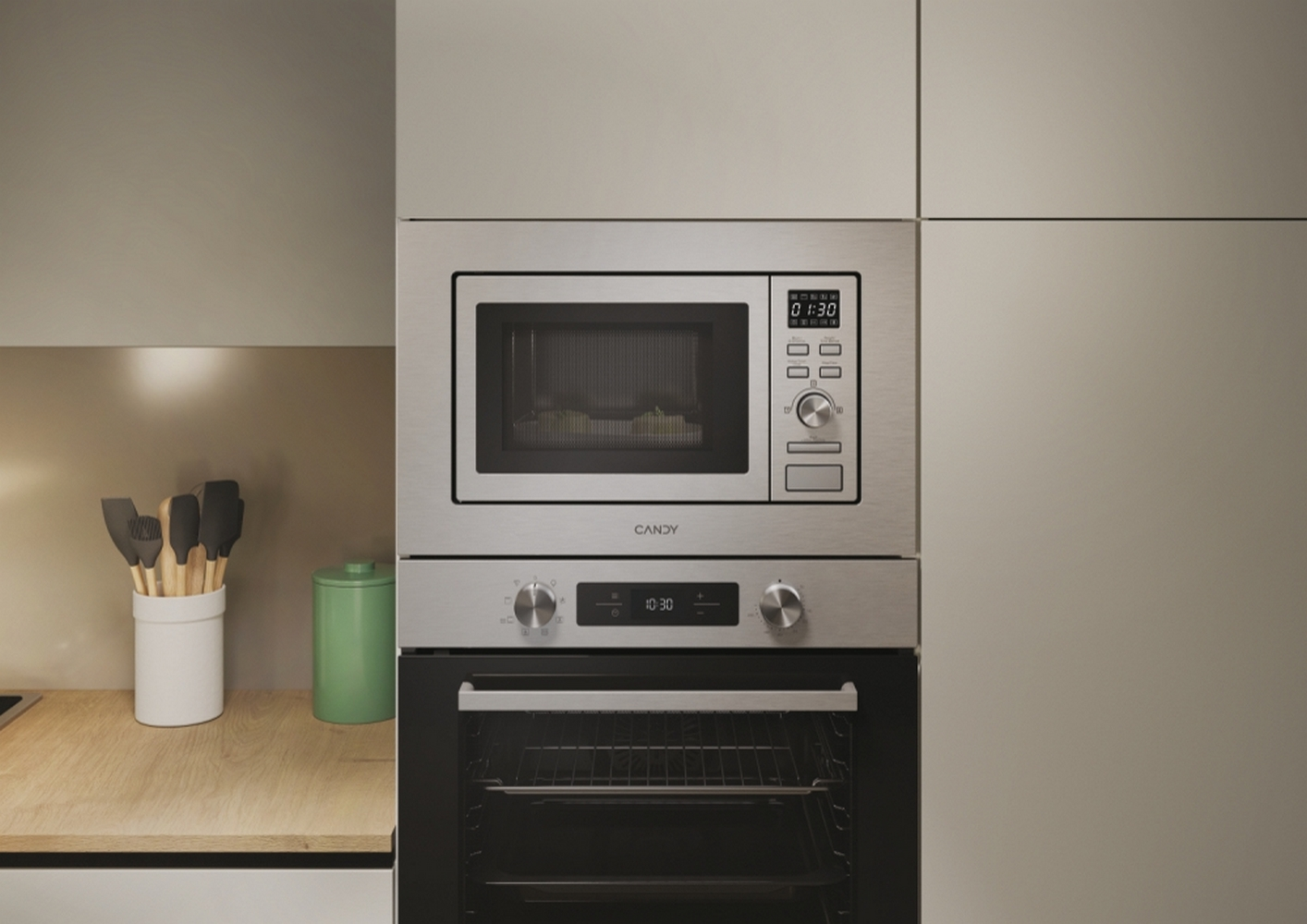 Układ kuchni z piekarnikiem mikrofalowym nad piekarnikiem. Jasna szafka.