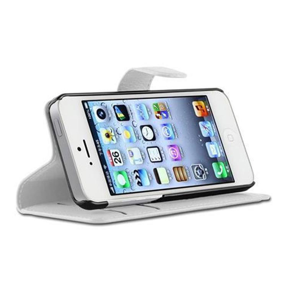Un telefono bianco in una custodia bianca, angolato su un supporto bianco.