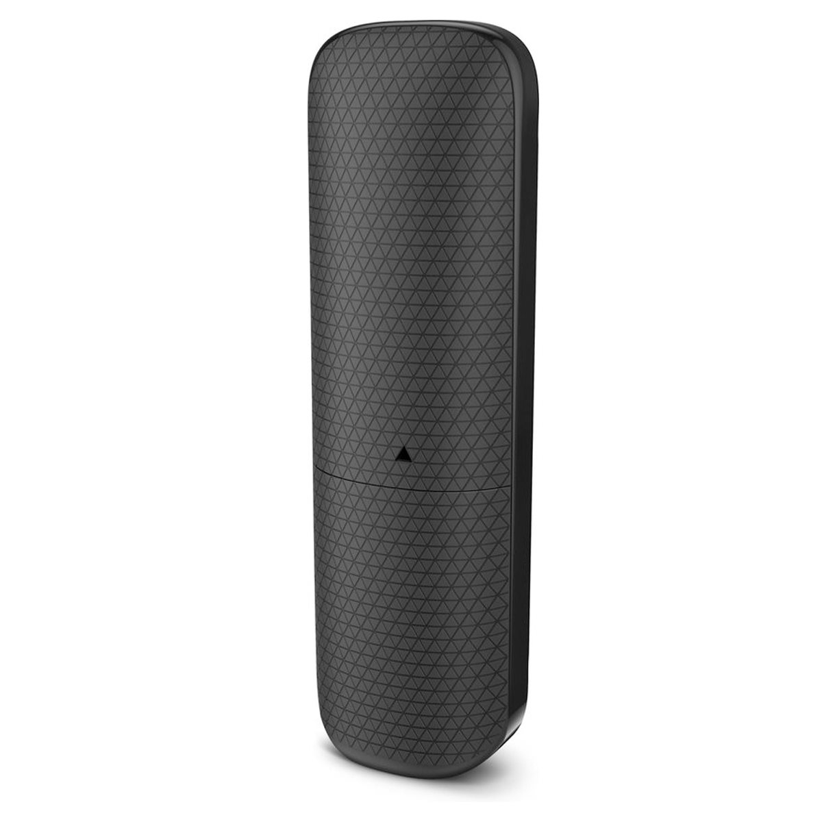 Une télécommande noire à motifs, debout sur une surface blanche.