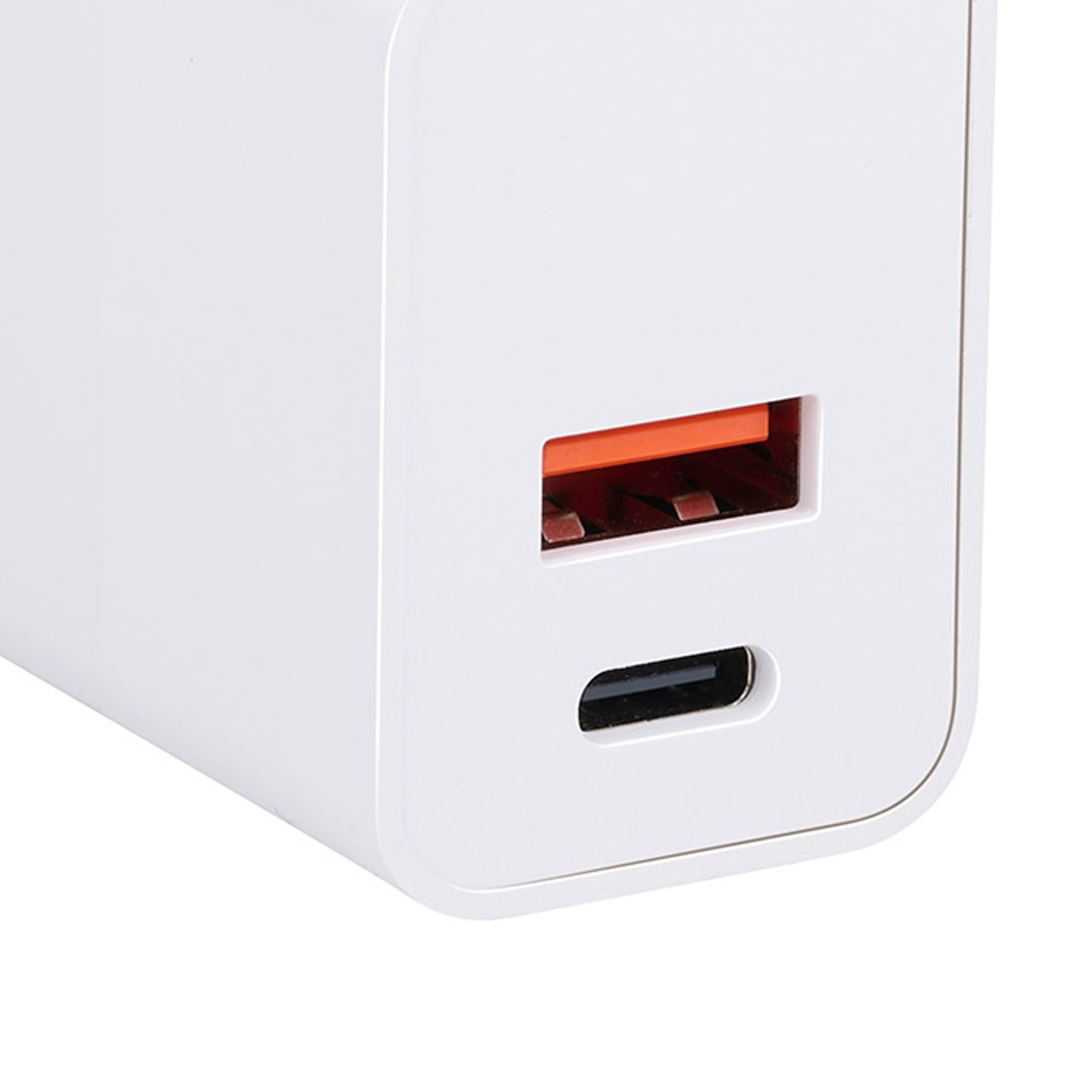 Witte voedingsadapter. Twee USB-poorten. Oranje en zwarte details.