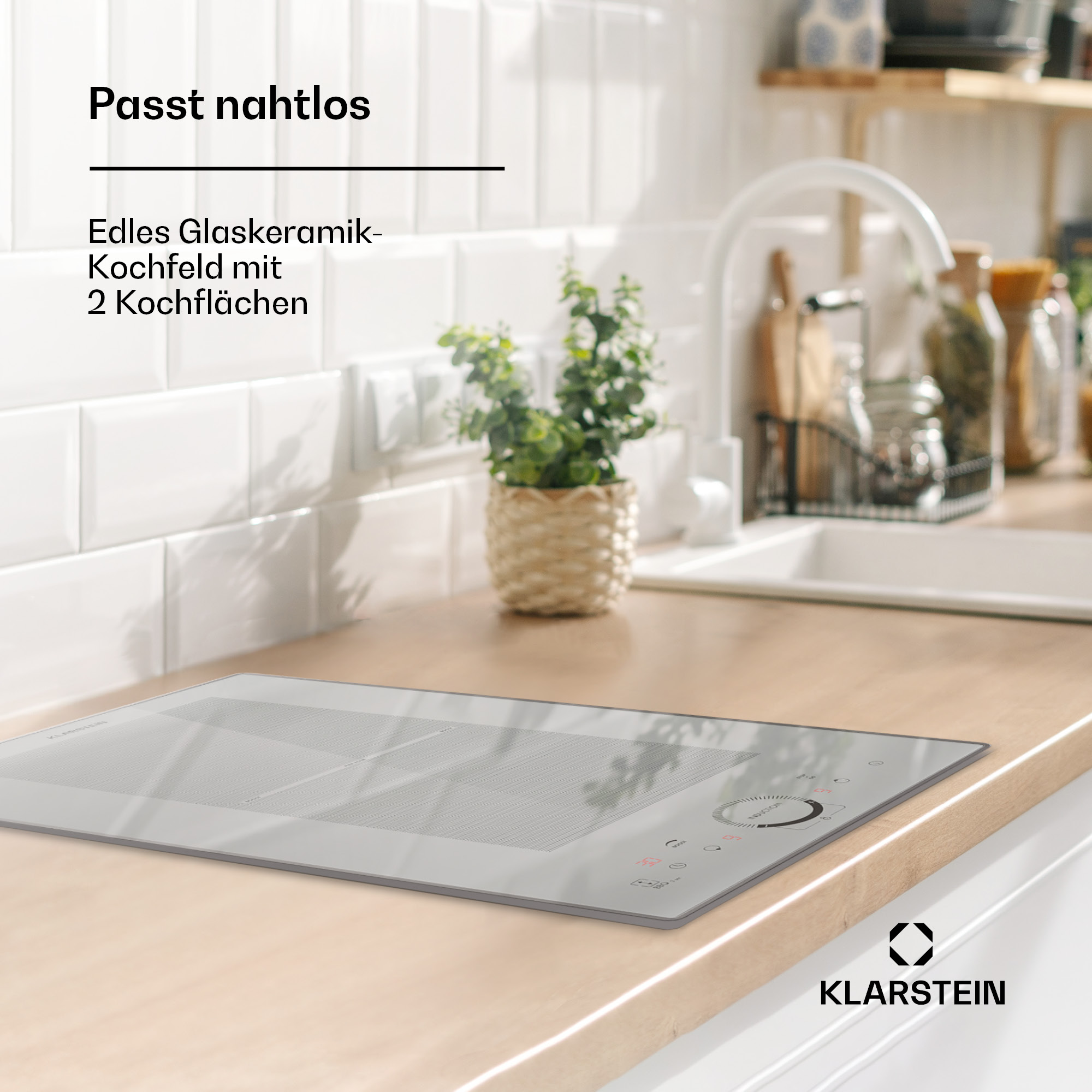 Una placa de inducción moderna sobre una encimera de madera. Una pared de azulejos blancos al fondo.