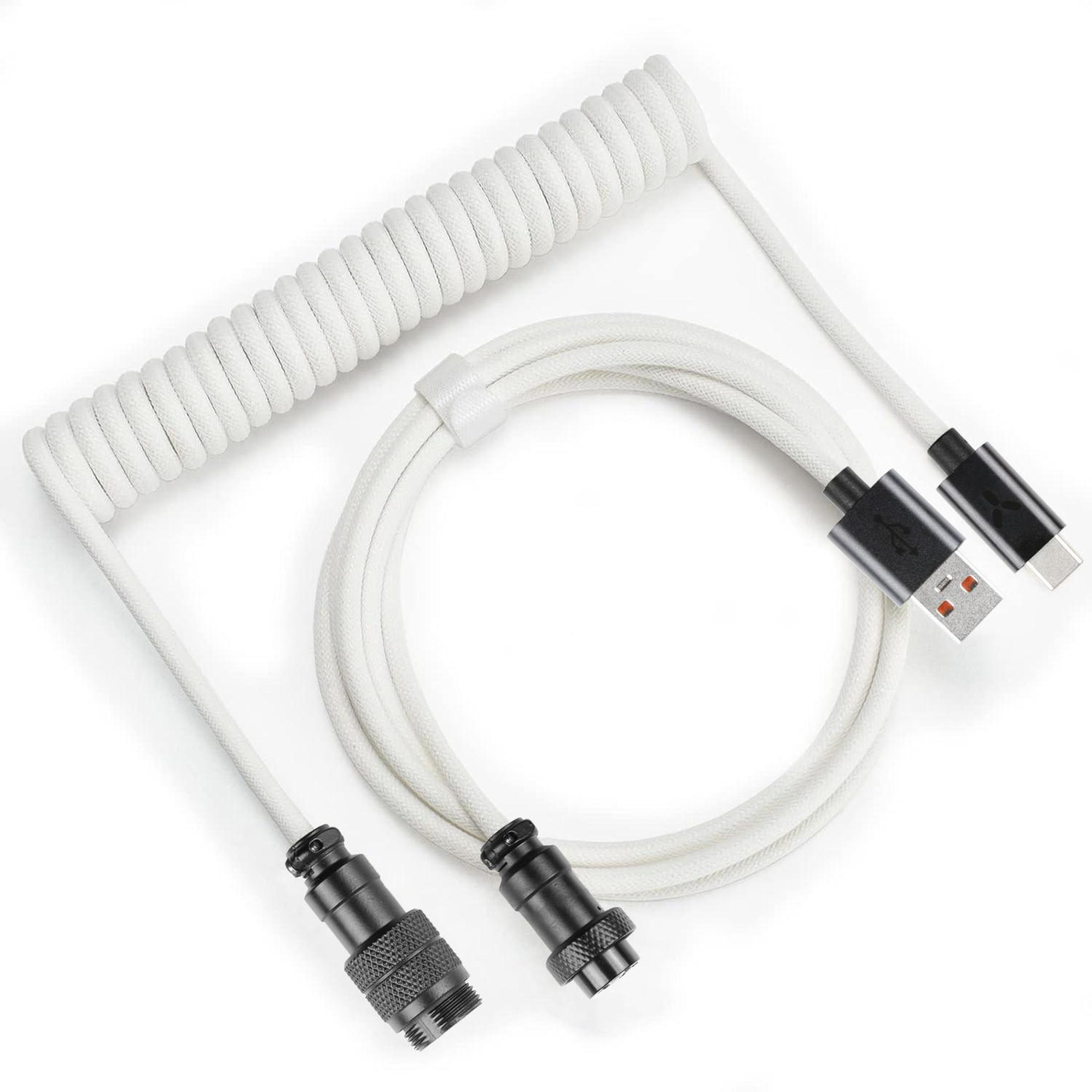 Weißes Spiralkabel mit zwei schwarzen Steckern. Ein Ende hat einen USB-Anschluss, das andere einen Rundstecker.
