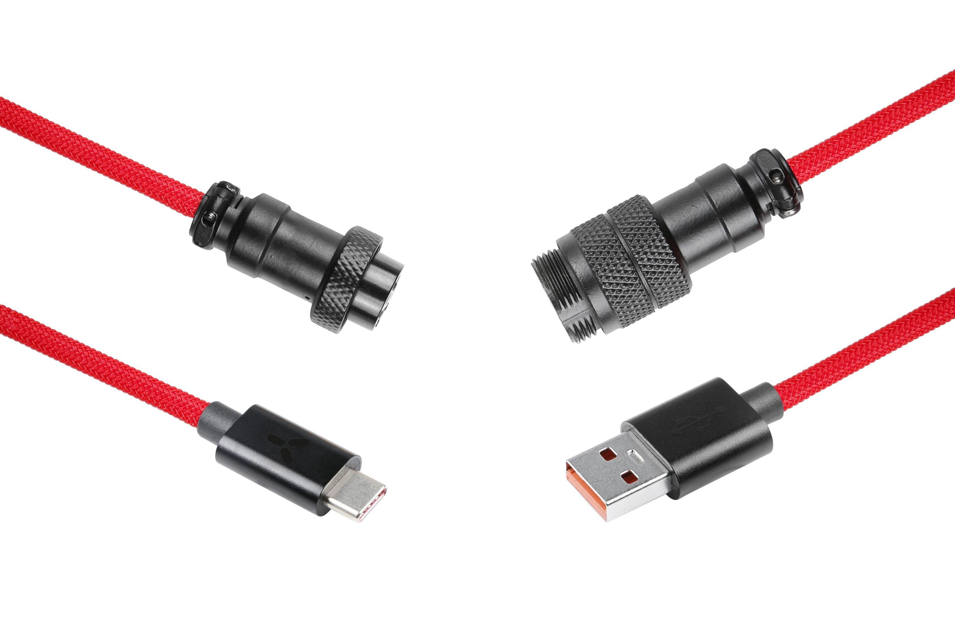 Vier rote USB-Kabel mit schwarzen Steckern vor weißem Hintergrund.