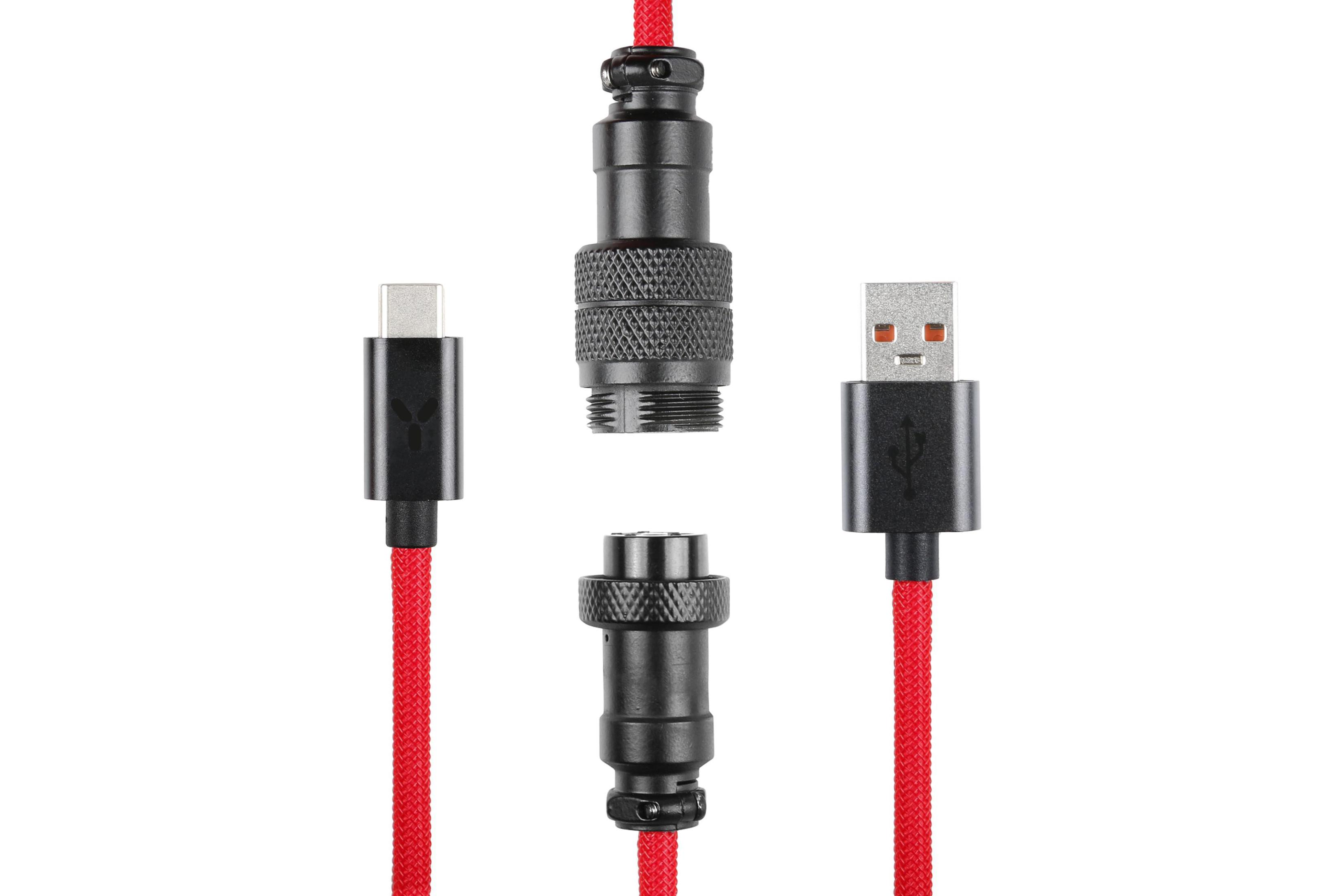 Vier schwarze Anschlüsse mit rotem Kabel. USB-C, ein Gewindeanschluss, ein USB-A-Anschluss und ein weiterer.