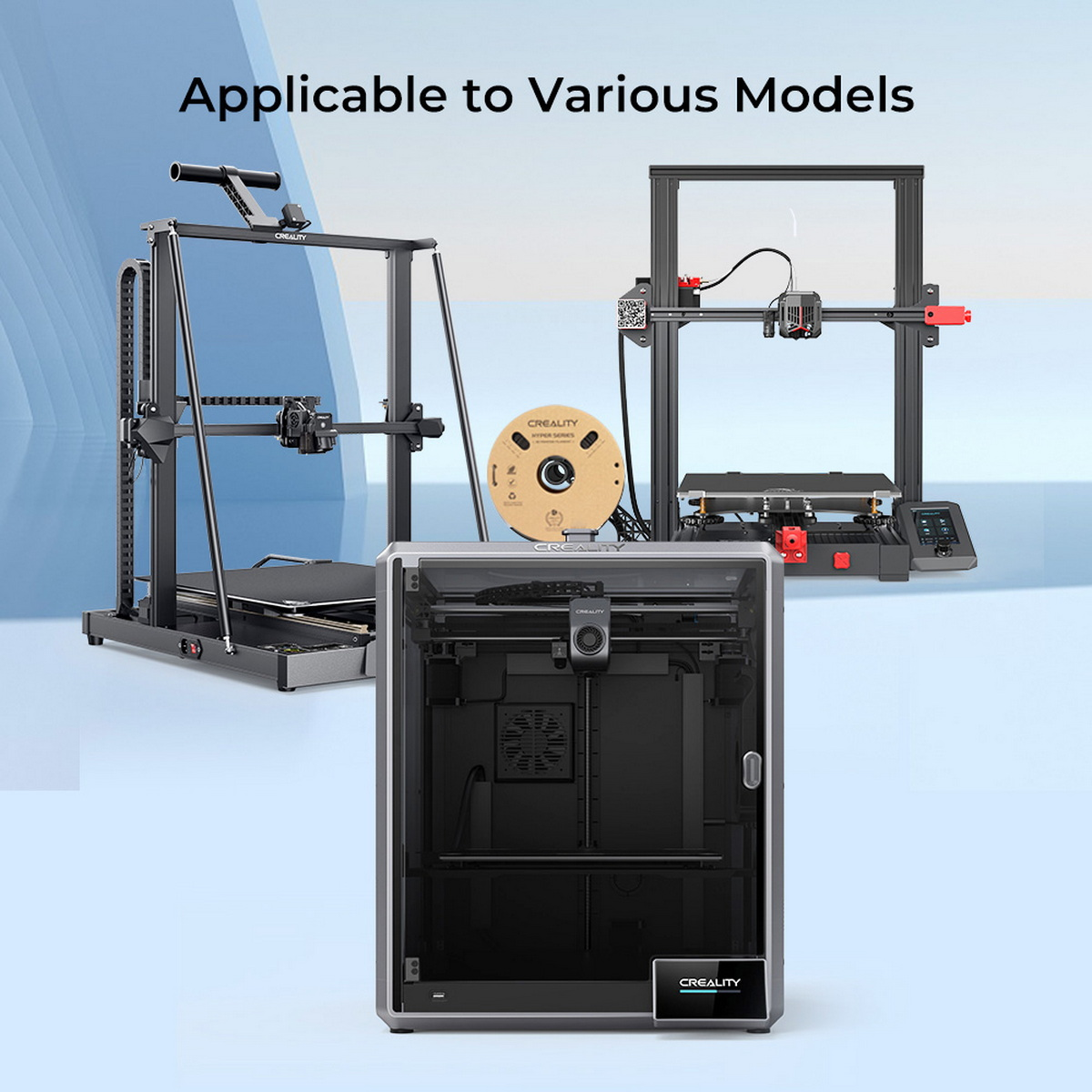 Drei 3D-Drucker. Schwarze und rote 3D-Drucker und ein geschlossener Drucker mit transparenter Tür.