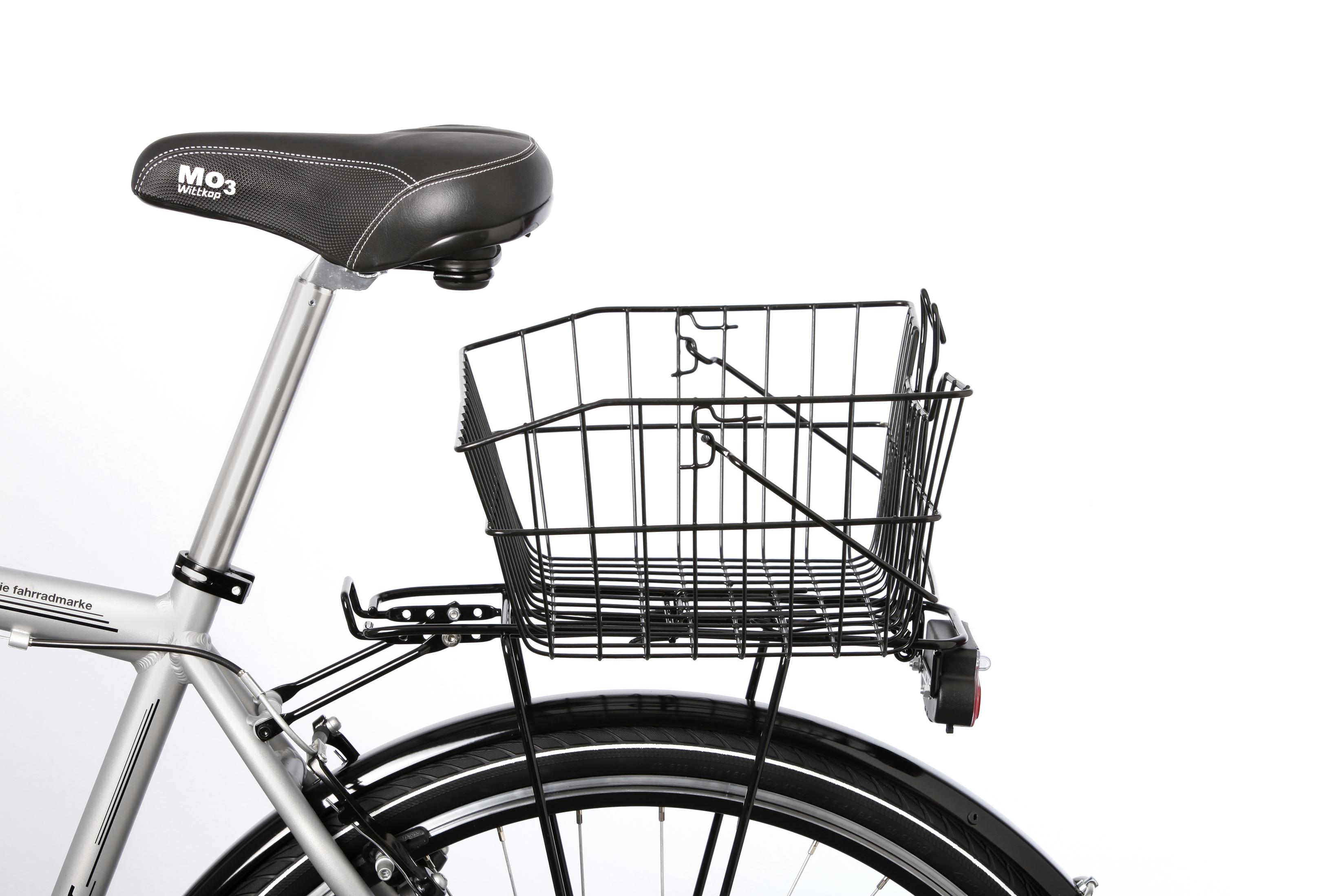 Fahrrad mit einem schwarzen Drahtkorb, der am Gepäckträger befestigt ist.