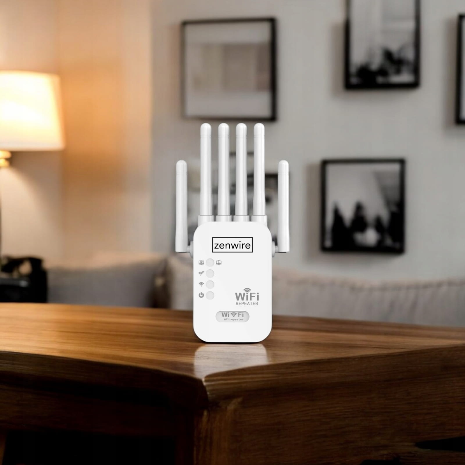 Biały wzmacniacz Wi-Fi z antenami na drewnianym stole z oprawionymi zdjęciami.