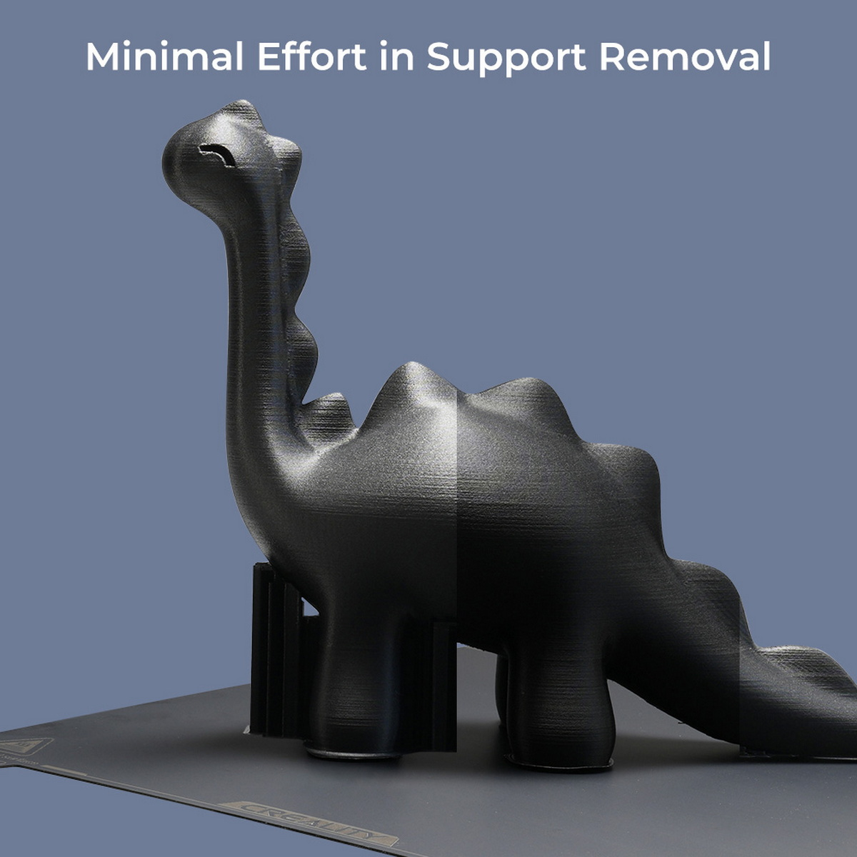 Ein schwarzes, 3D-gedrucktes Dinosaurier-Modell steht auf einer grauen Oberfläche vor blauem Hintergrund.