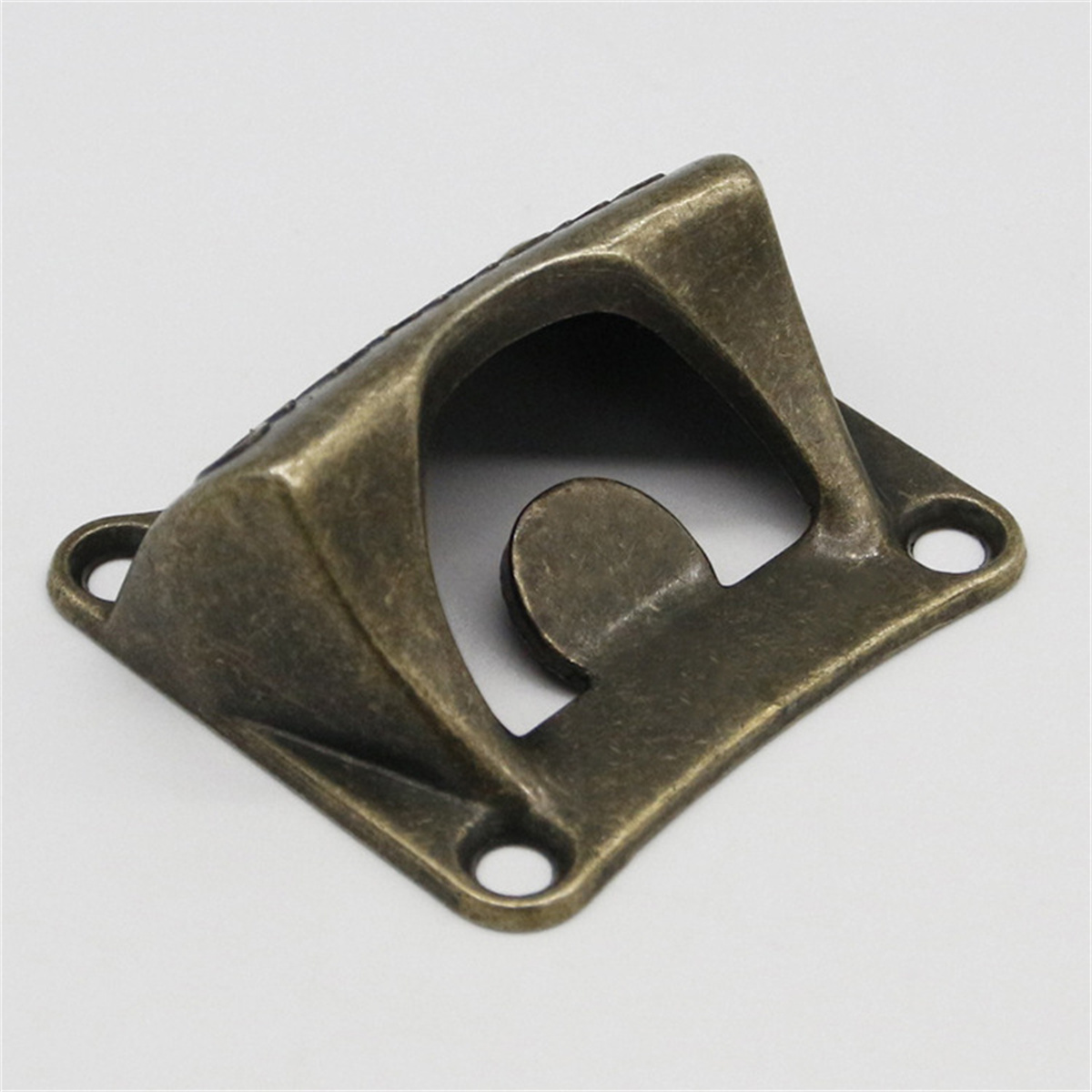 Ein dekorativer Flaschenöffner aus Bronze mit Diamantenform.