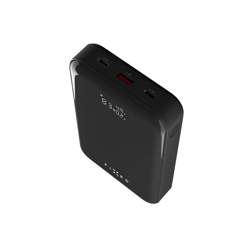 Schwarze Powerbank mit roten USB-Anschlüssen und Digitalanzeige. Auf weißem Hintergrund.