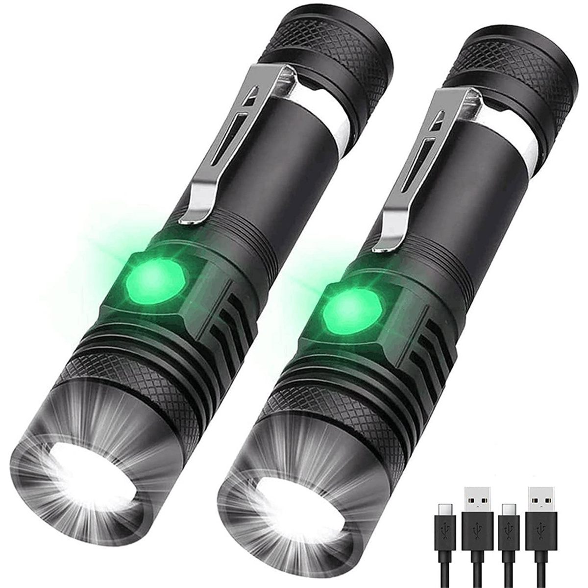Zwei schwarze Taschenlampen mit grünen Ein-Aus-Knöpfen und einem Ladekabel mit drei USB-Anschlüssen.