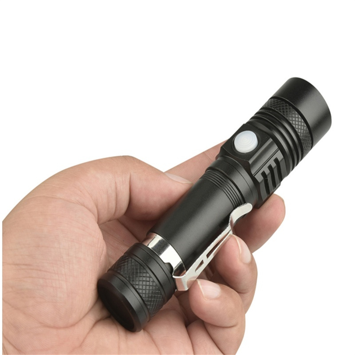 Schwarze Taschenlampe in der Hand gehalten. An der Seite der Taschenlampe befindet sich ein Knopf und ein Clip.