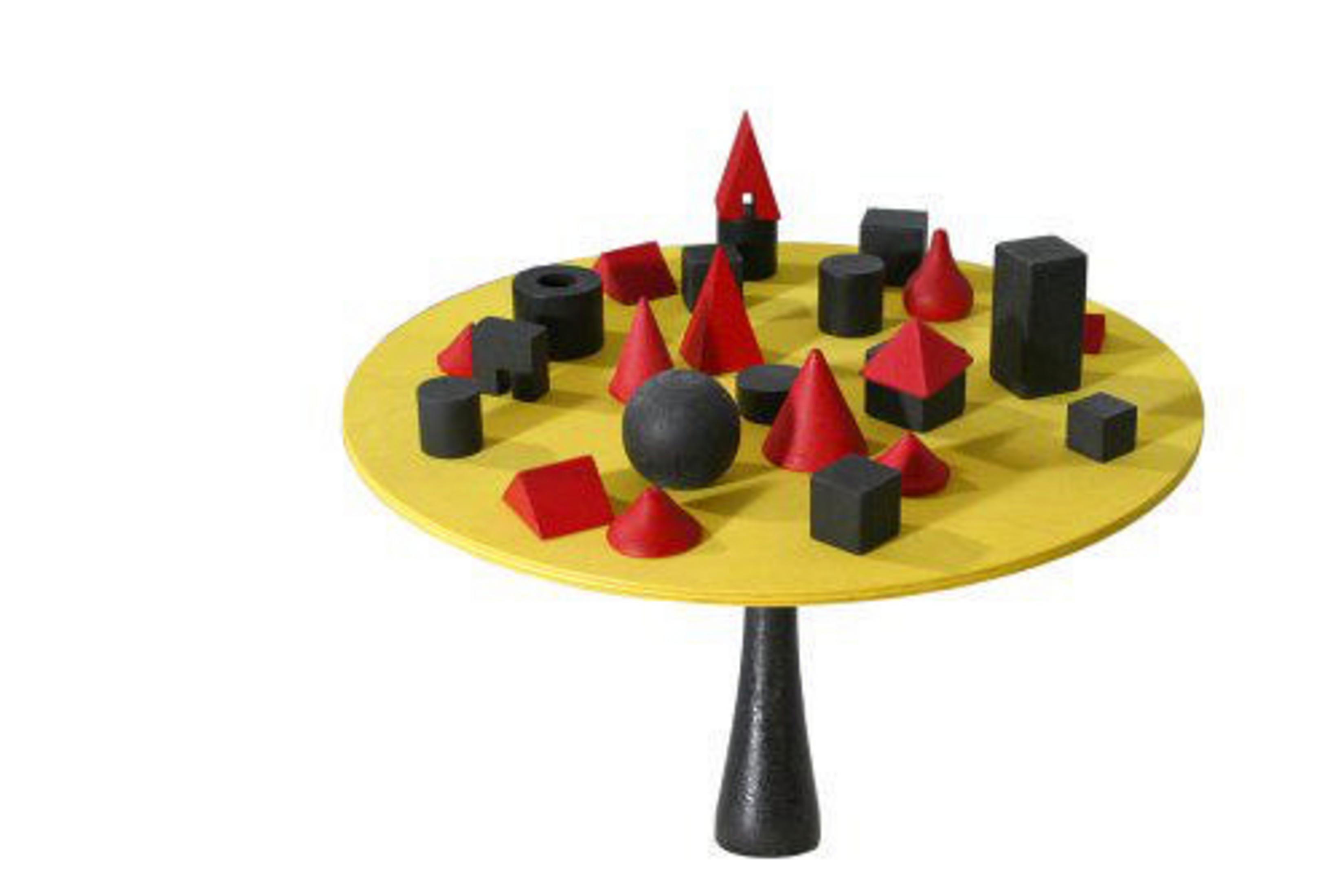 Ein Tisch mit geometrischen Formen, darunter rot, schwarz und gelb.