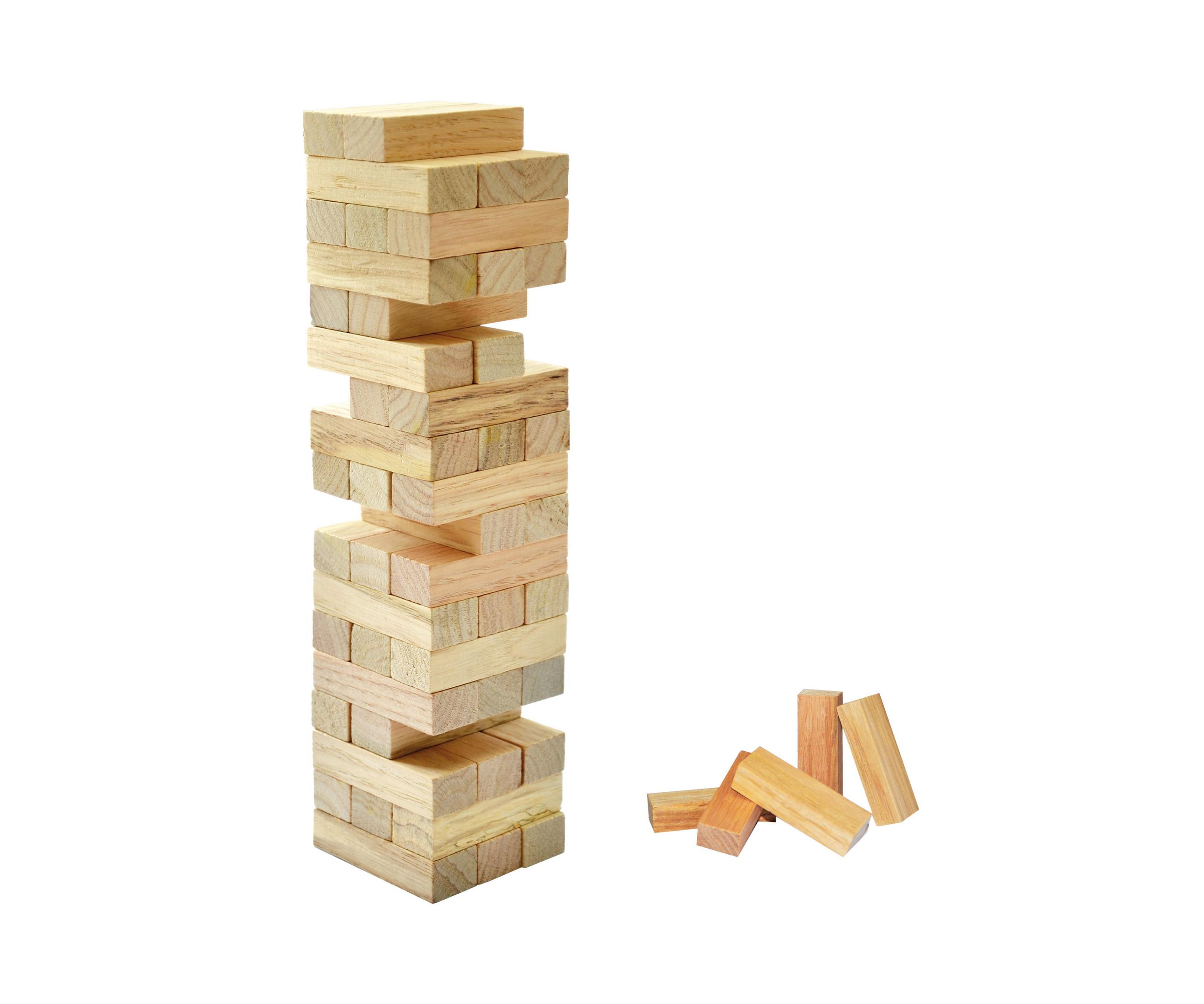Jenga-Blöcke Turm mit verstreuten Holzblöcken daneben, auf weißem Hintergrund.