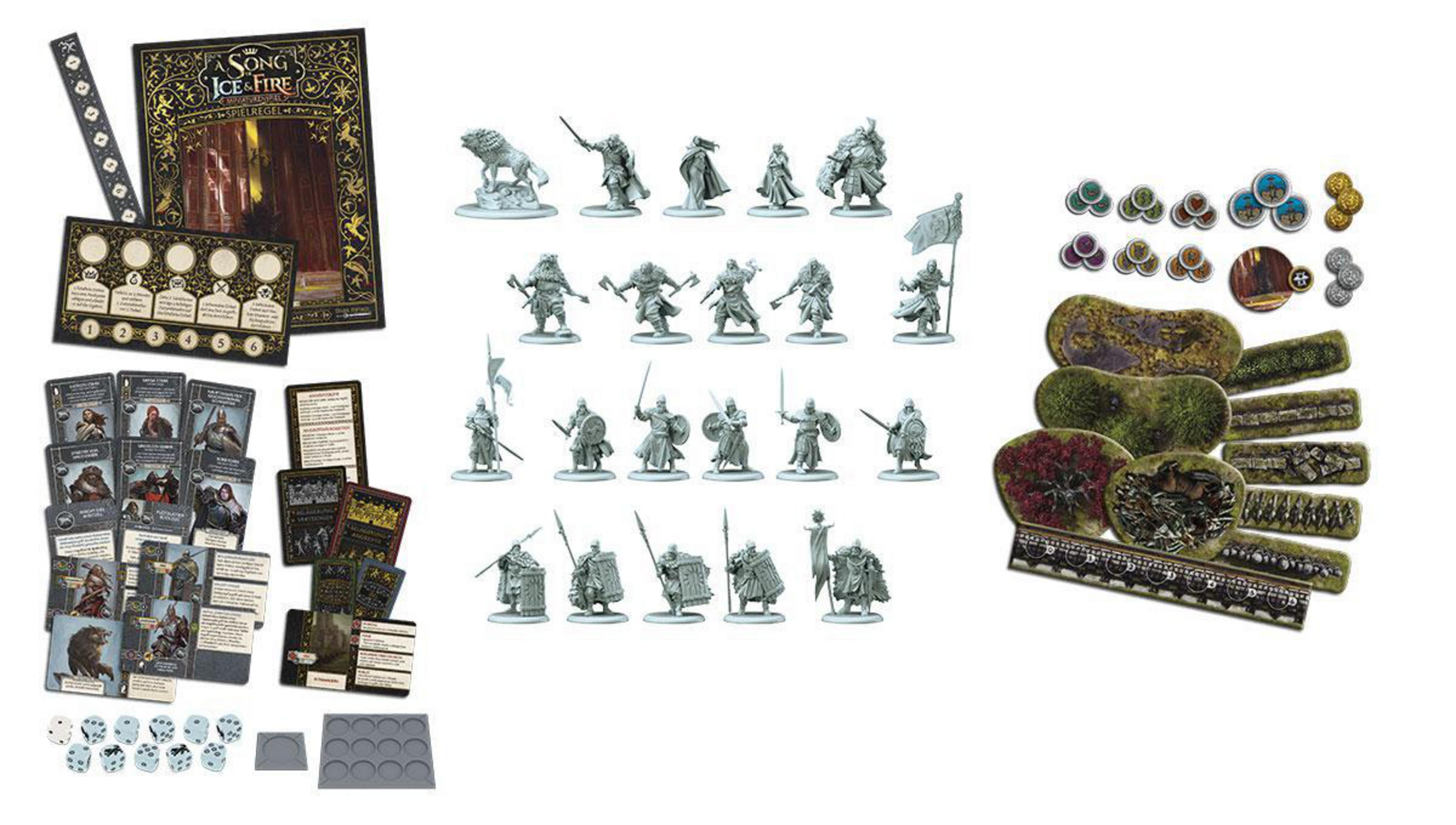 Brettspielkomponenten: Karten, Figuren, Würfel und Spielbretter, vor weißem Hintergrund.