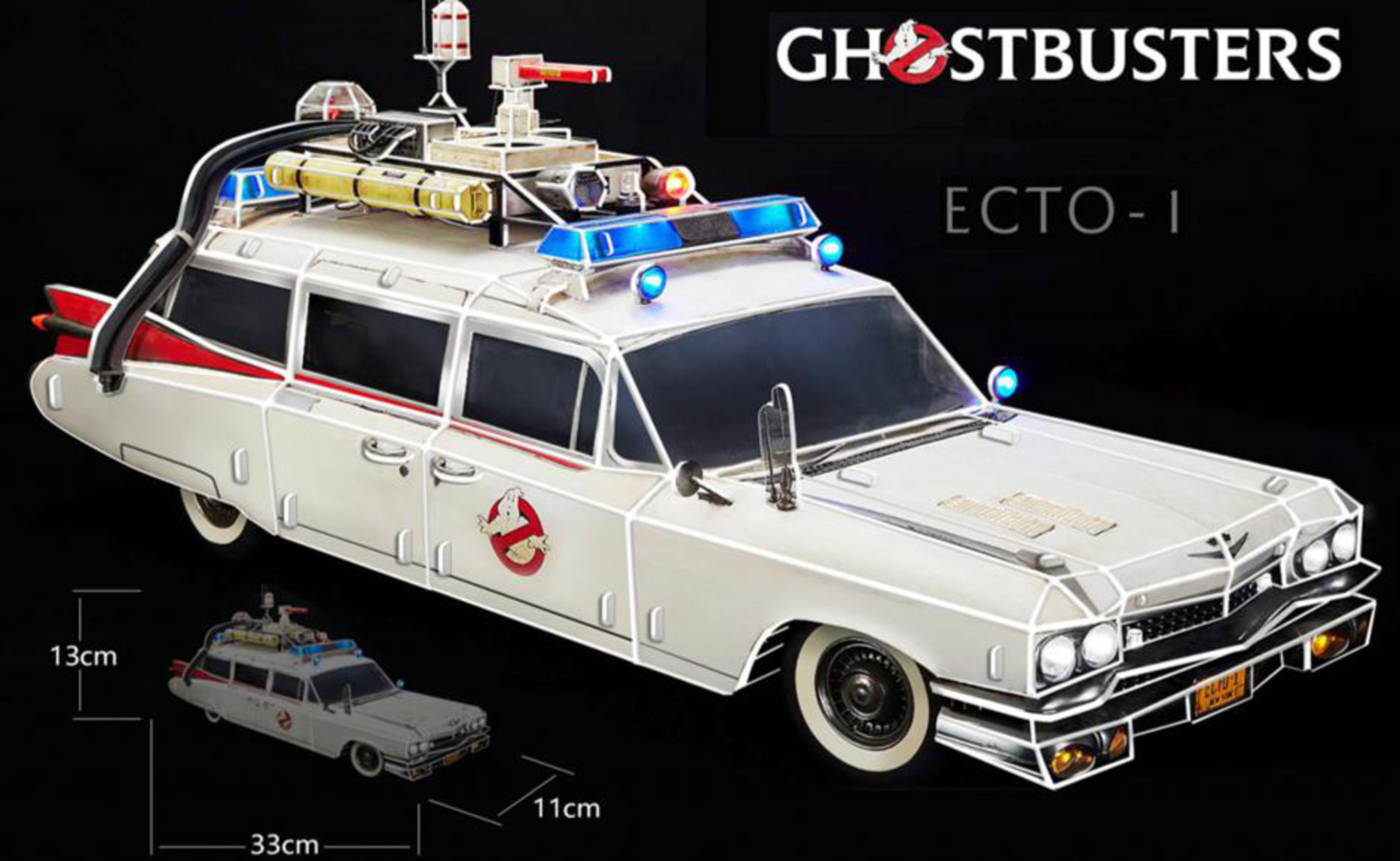 Modèle de voiture Ghostbusters Ecto-1 avec logo. Il est blanc avec des rayures rouges et des feux de détresse.