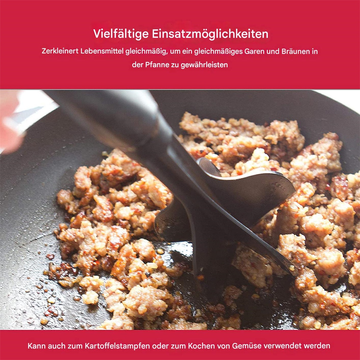 Nahaufnahme von Hackfleisch, das in einer Pfanne mit einem Werkzeug zum Zerkleinern gebraten wird.