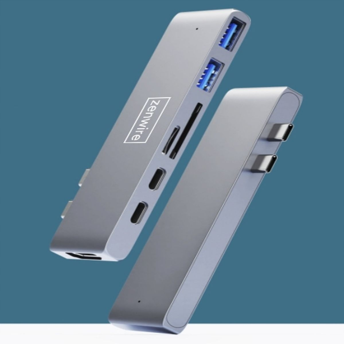 Dwa srebrne huby USB na niebieskim tle, jeden unosi się nad drugim.