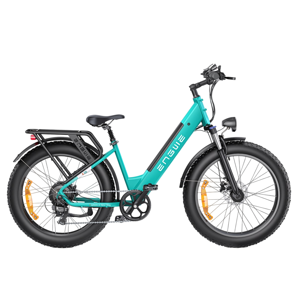 Ein türkisfarbenes Elektrofahrrad mit schwarzen Reifen und einem schwarzen Gepäckträger. Die Marke ist Engwe.