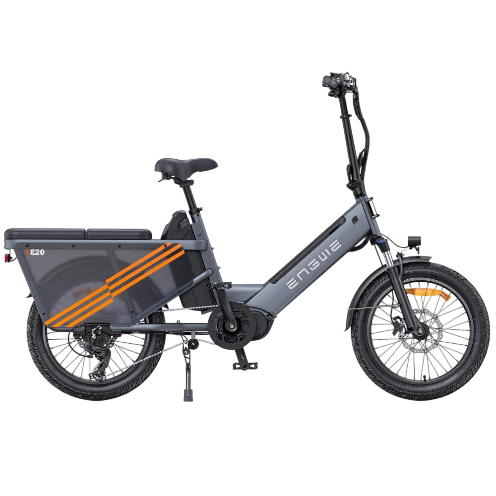 Ein graues Elektrofahrrad ENGWE E20. Es hat orangefarbene Streifen, schwarze Reifen und einen Heckfrachtbereich. Weiß.