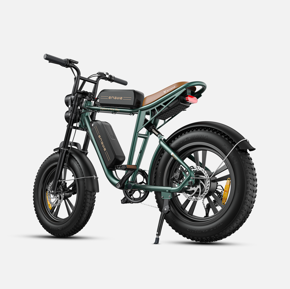 Bici elettrica verde con pneumatici neri. È su uno sfondo bianco.