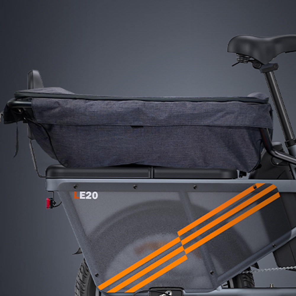 Schwarzes Fahrrad mit grauem Stoffkorb hinten.